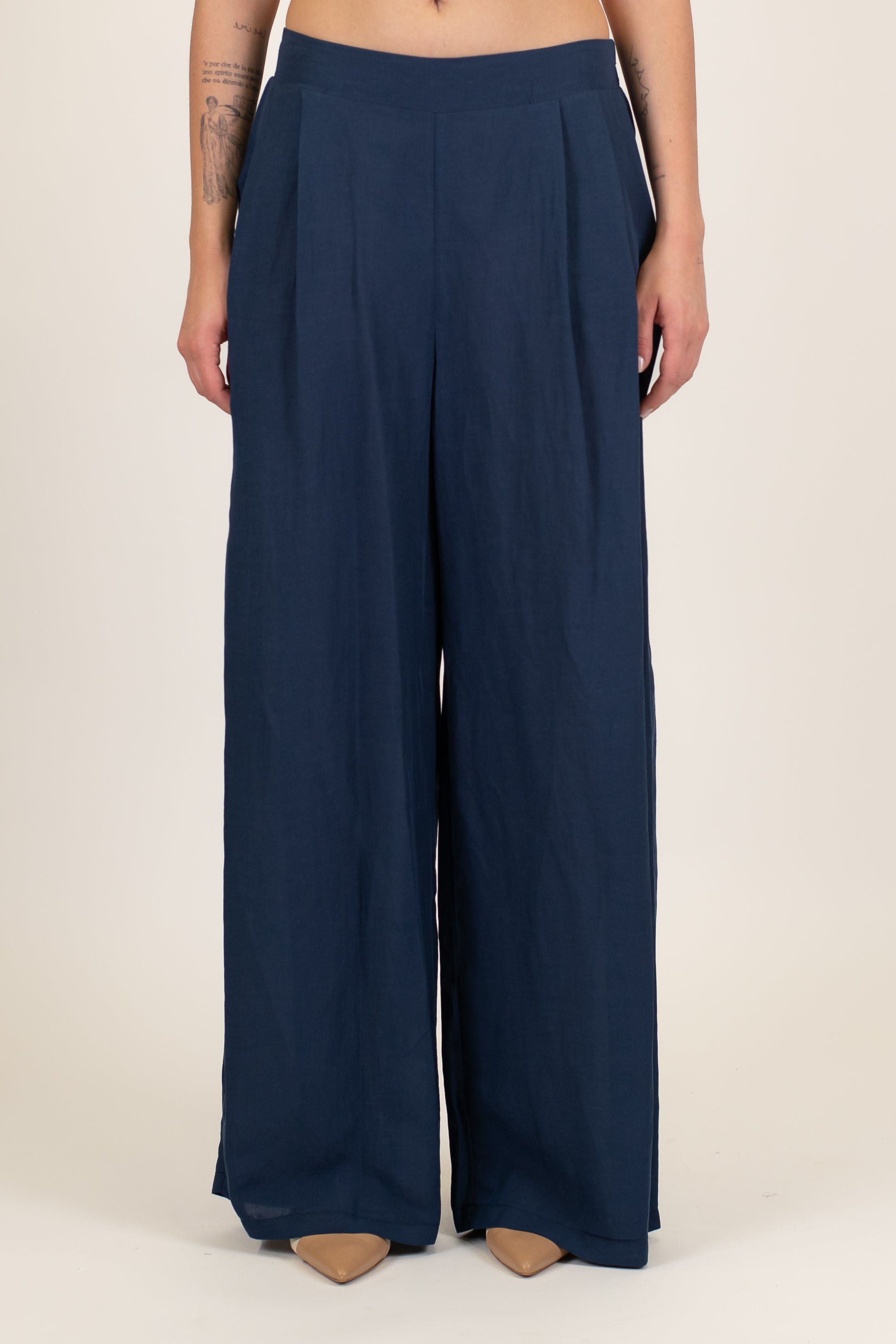 Tensione in - Coordinato in misto viscosa e lino con top bretelle e pantalone palazzo con pinces ed elastico sul retro