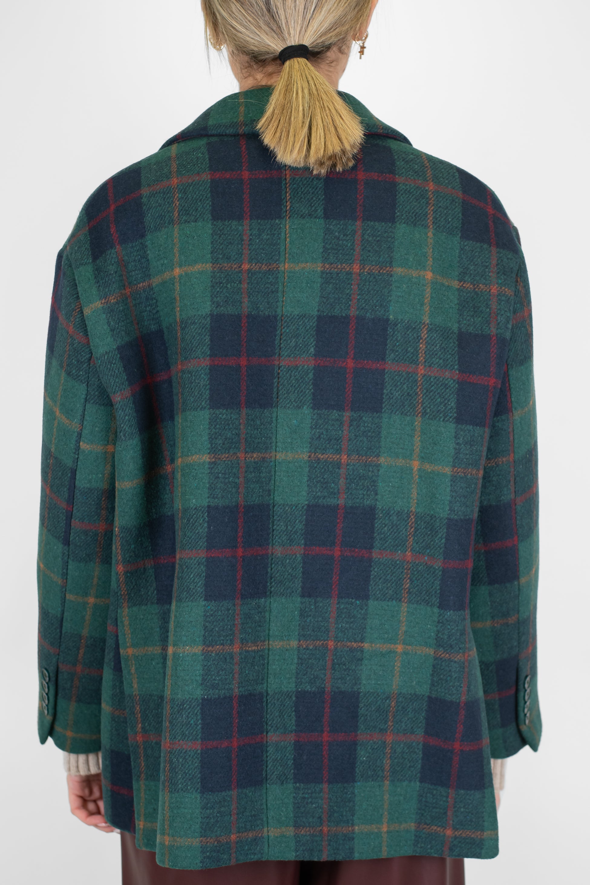 Tensione in - Giacca doppiopetto over fantasia check con spilla