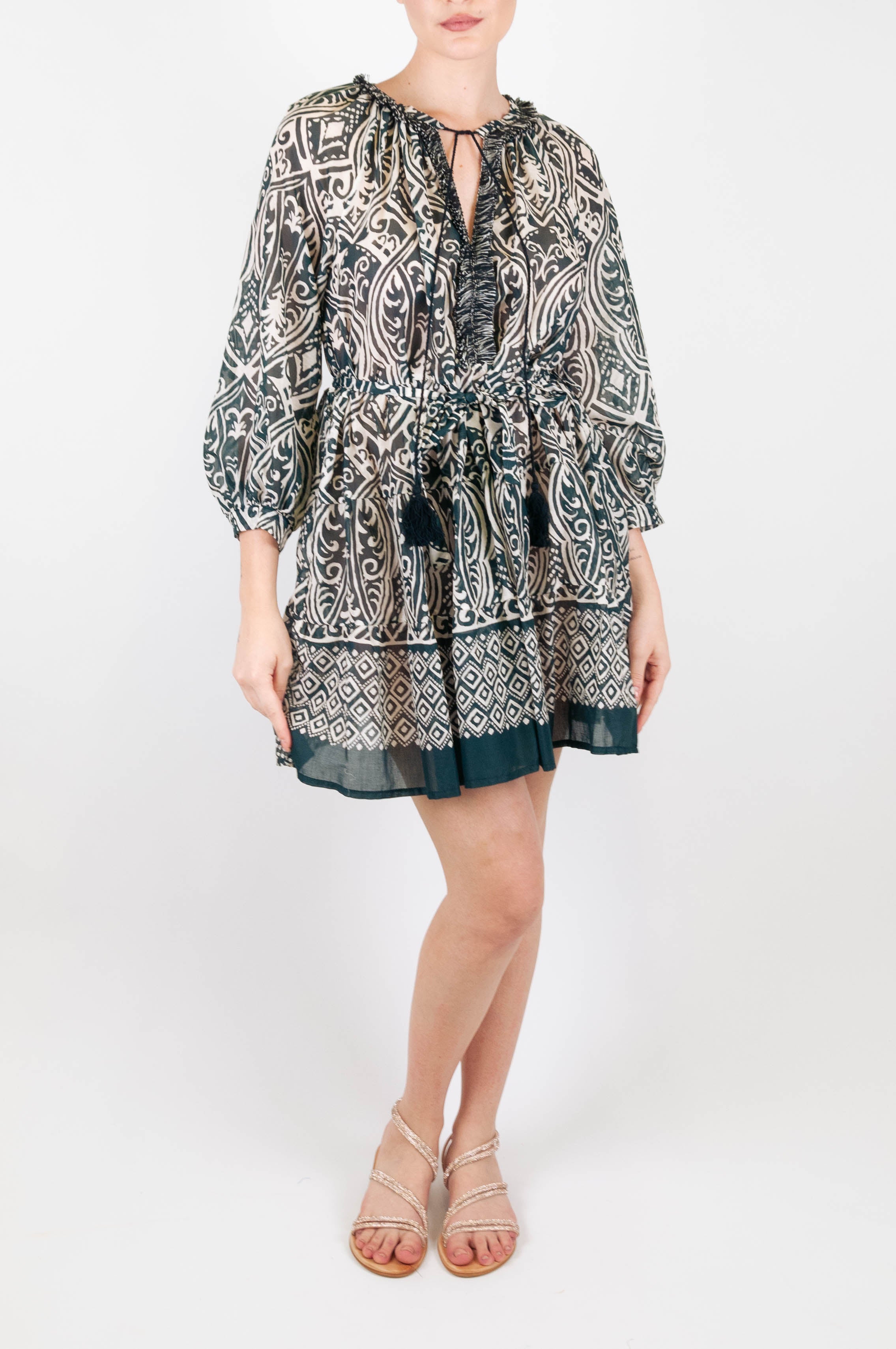 Motel - Abito corto fantasia etnica in mussola di cotone con profilo nappine e laccio al collo