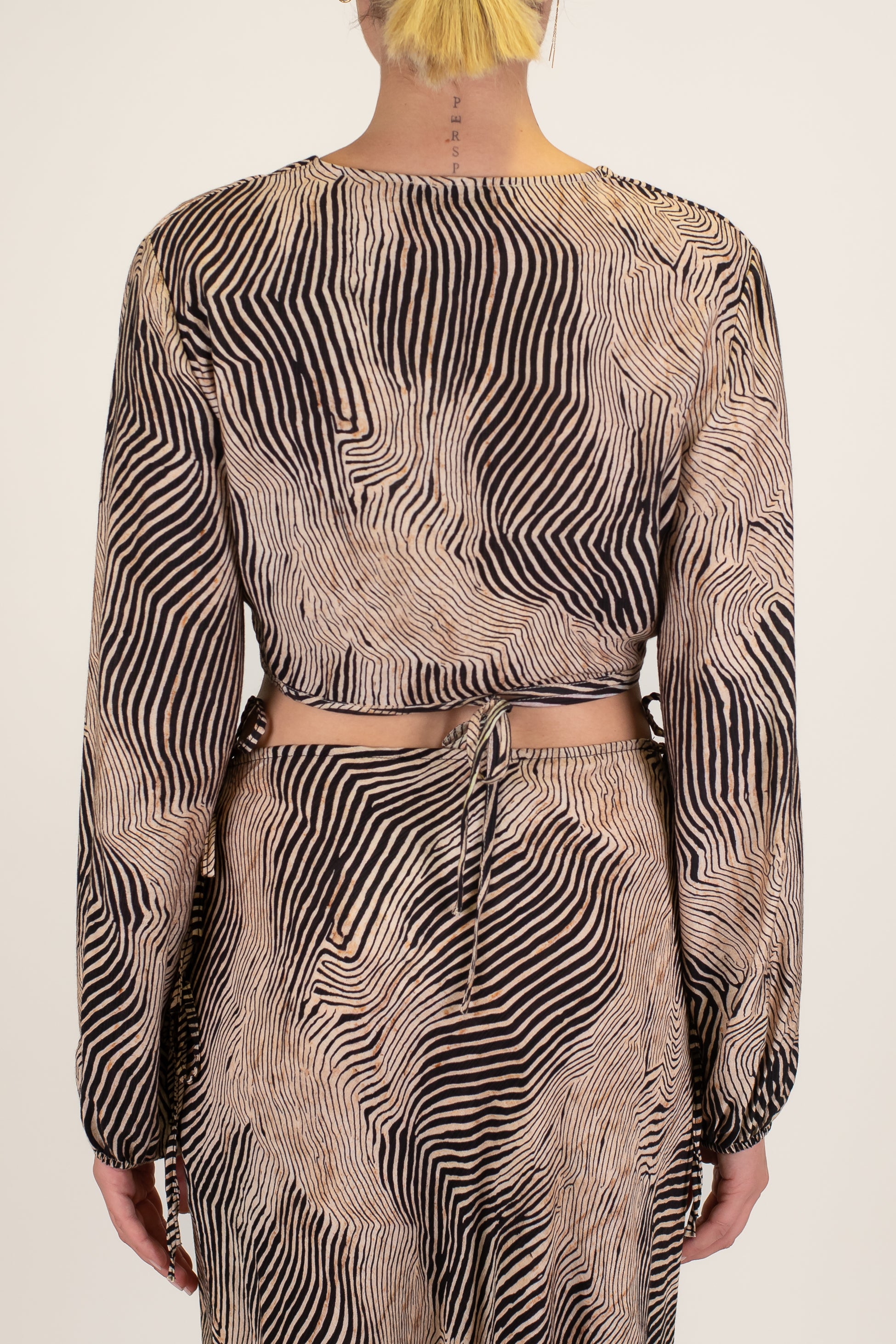 Haveone - Blusa crop fantasia animalier in viscosa con allaccio ad incrocio sul fondo