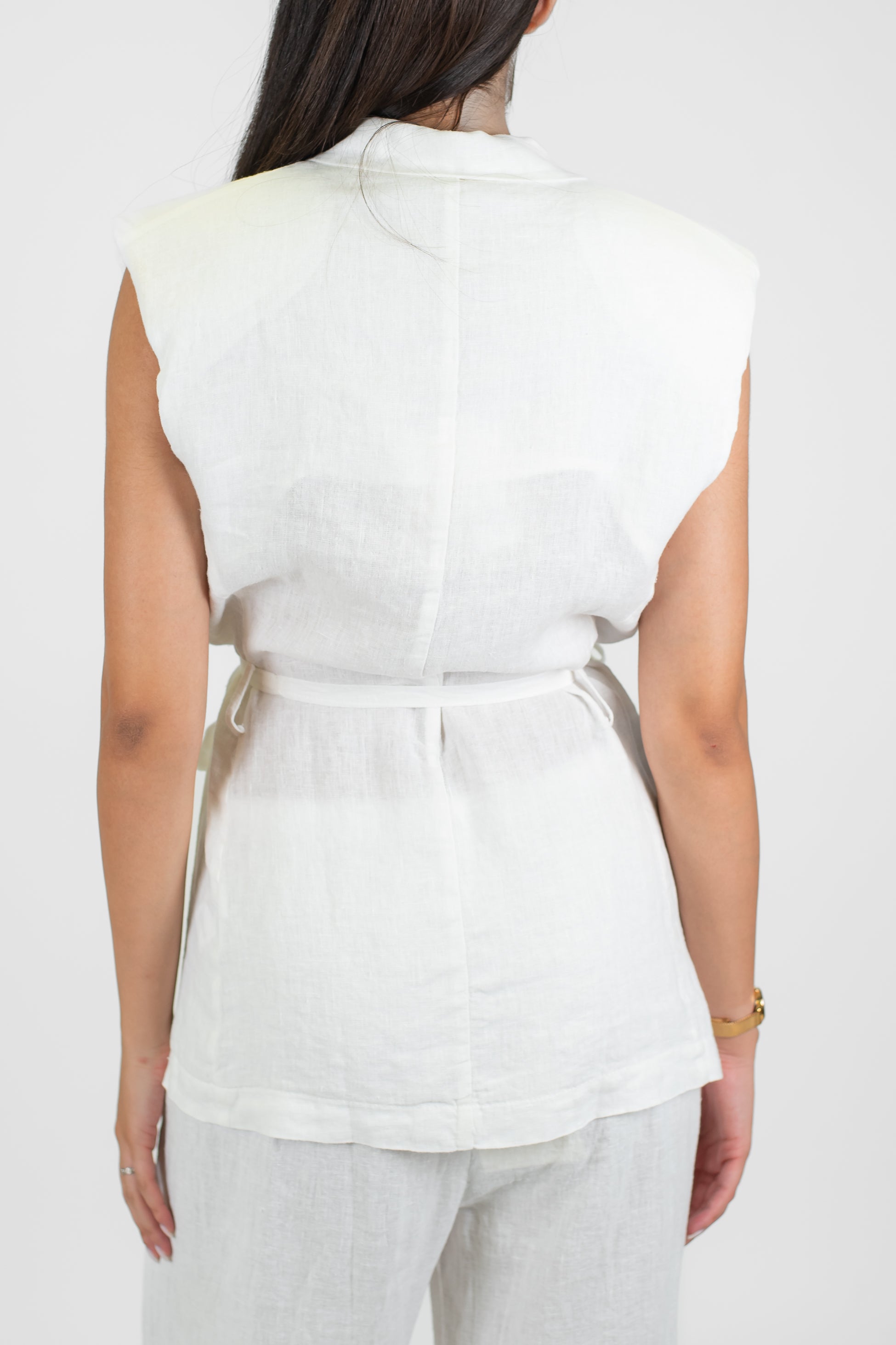 Tensione in - Giacca giromaniche in puro lino con spilla fiore e cintura in tessuto