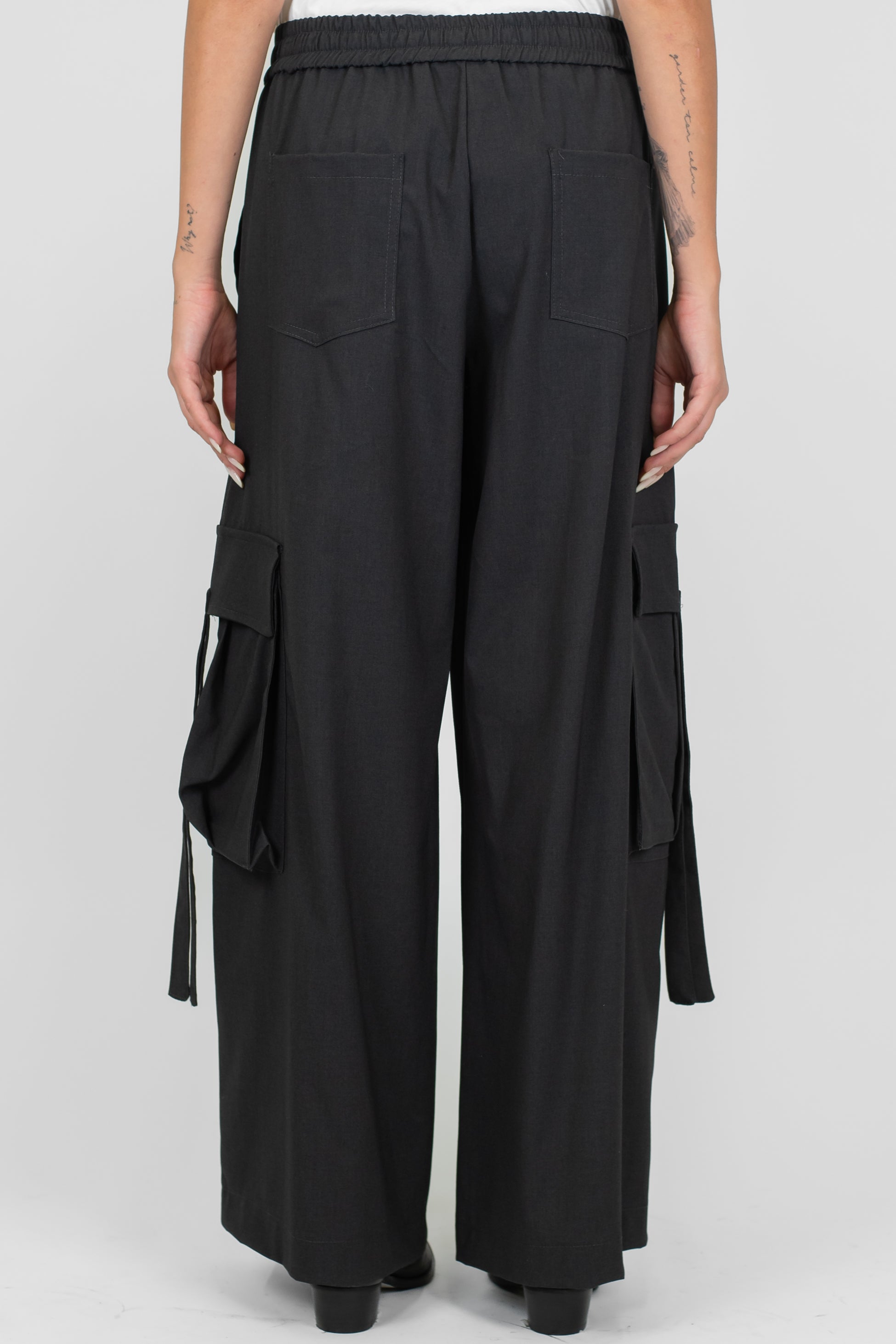 Tensione in - Pantalone cargo palazzo con soulisse in vita