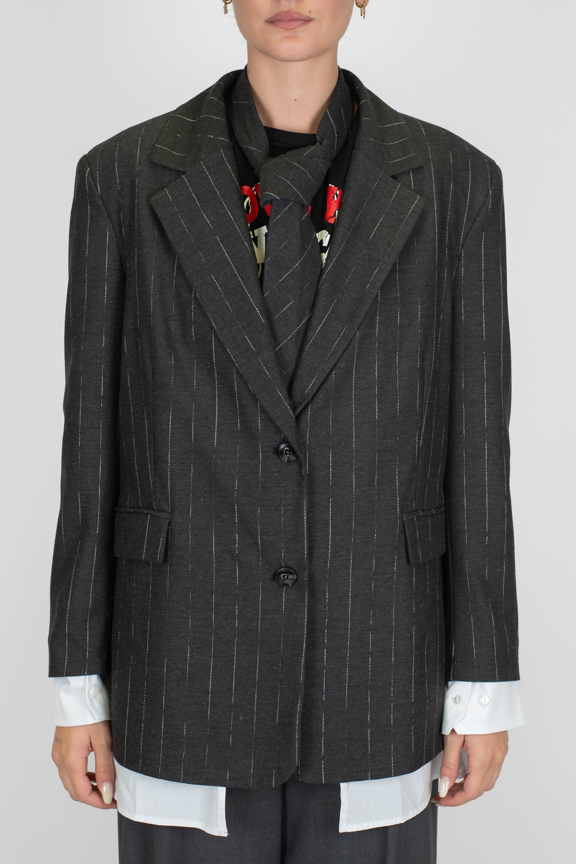 Motel - Giacca monopetto gessata con spalline, orli con finta camicia e cravatta