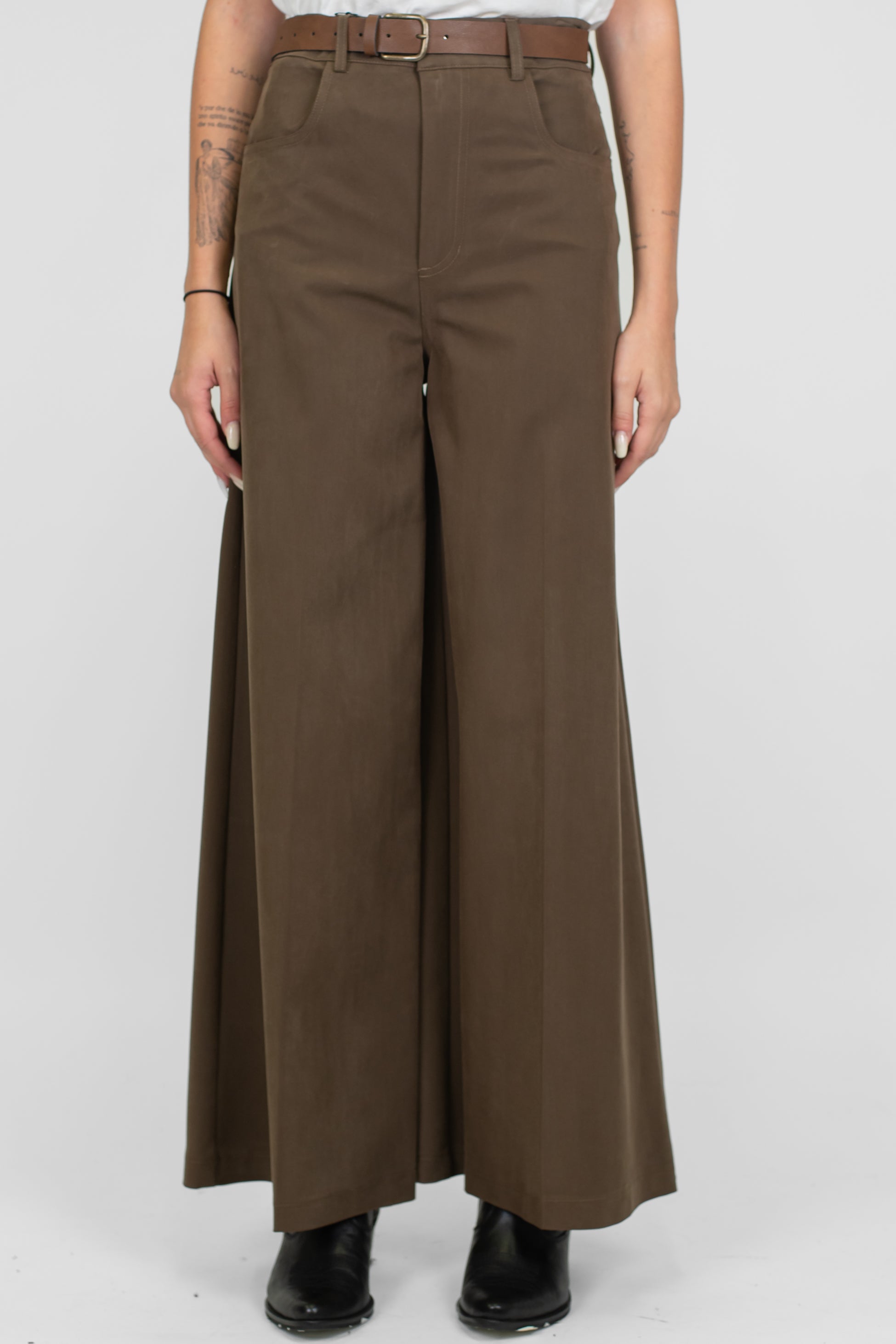 Tensione in - Pantalone palazzo con tasconi sul retro