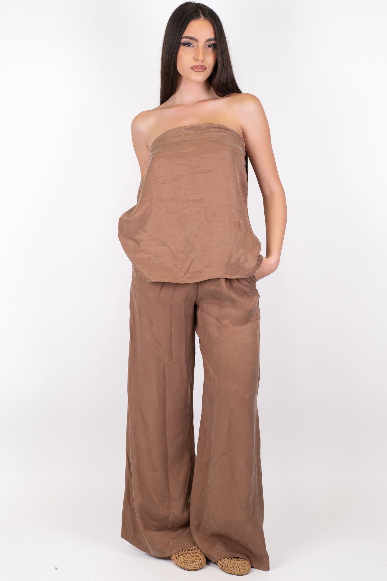 Tensione in - Coordinato in lyocell effetto cupro con top a fascia e pantalone palazzo con elastico in vita