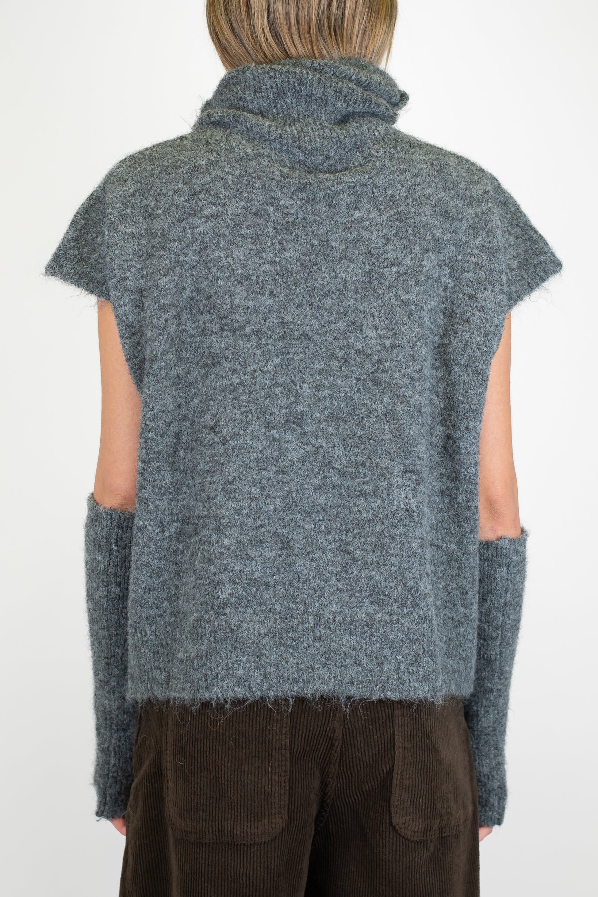 Tensione in - Dolvecita giromaniche in misto lana con manicotti