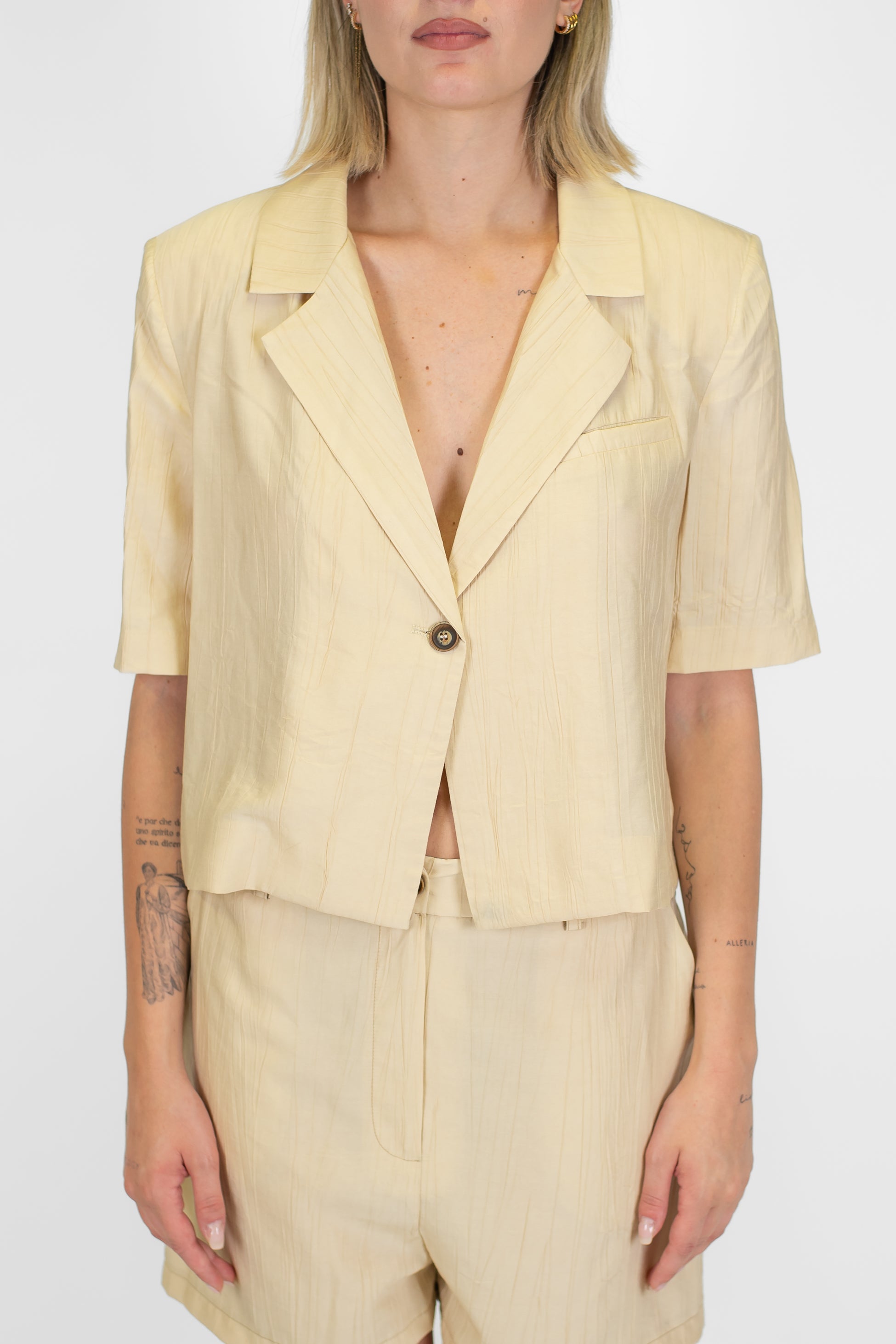 Tensione in - Coordinato in viscosa leggera con giacca crop sfoderata mezzamanica e bermuda