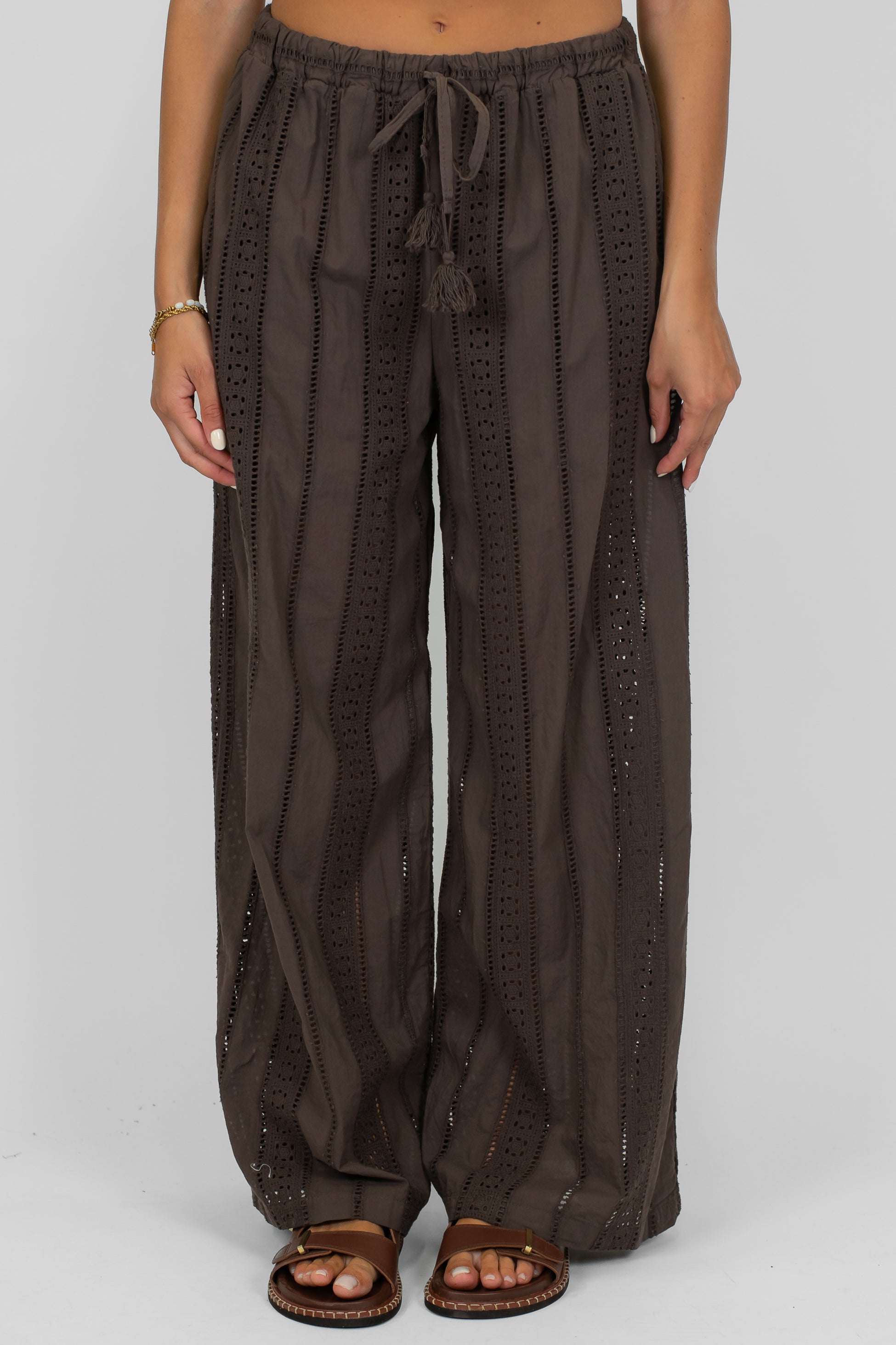 Tensione in - Pantalone palazzo con ricami in pizzo sangallo e coulisse