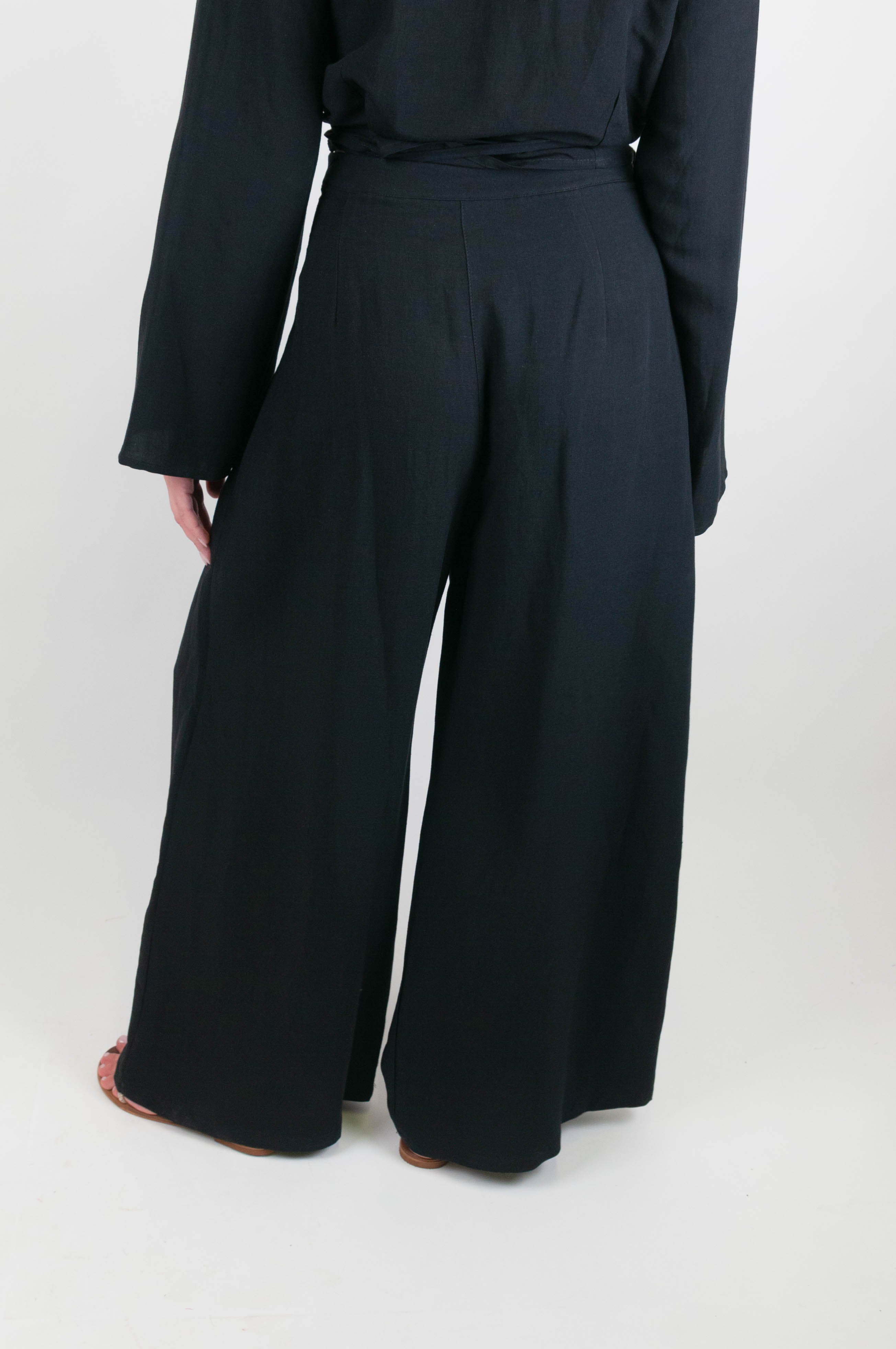 Tensione in - Pantalone palazzo in misto lino con pinces e chisura con zip laterale