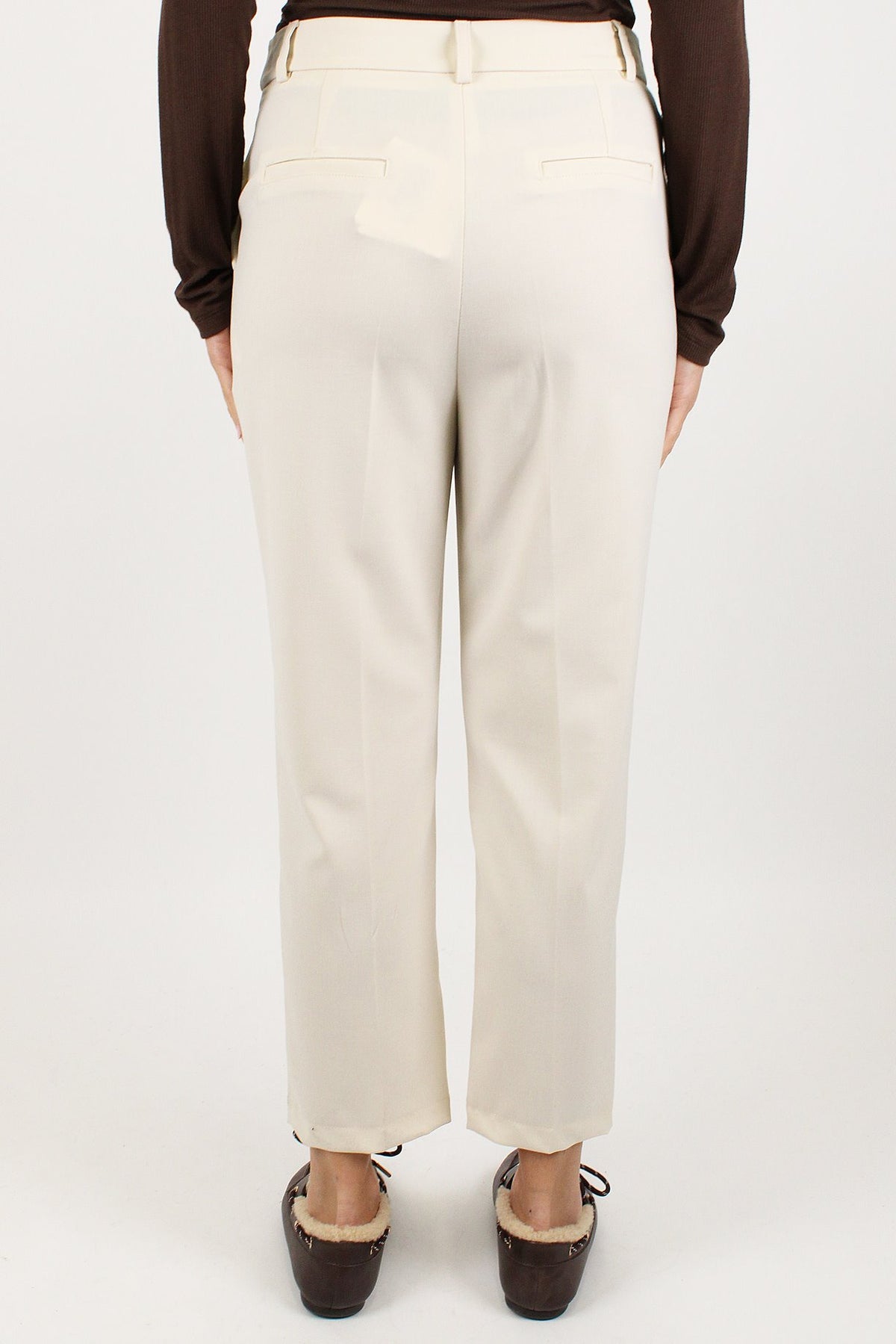 Tensione in - Pantalone slim con abbottonatura asimmetrica