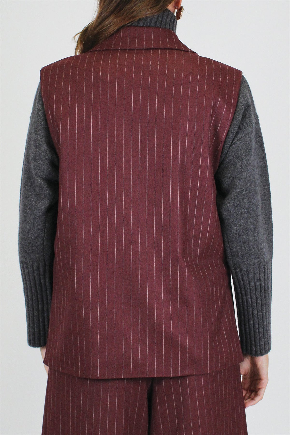 Tensione in - Gilet gessato con chiusura ad un bottone