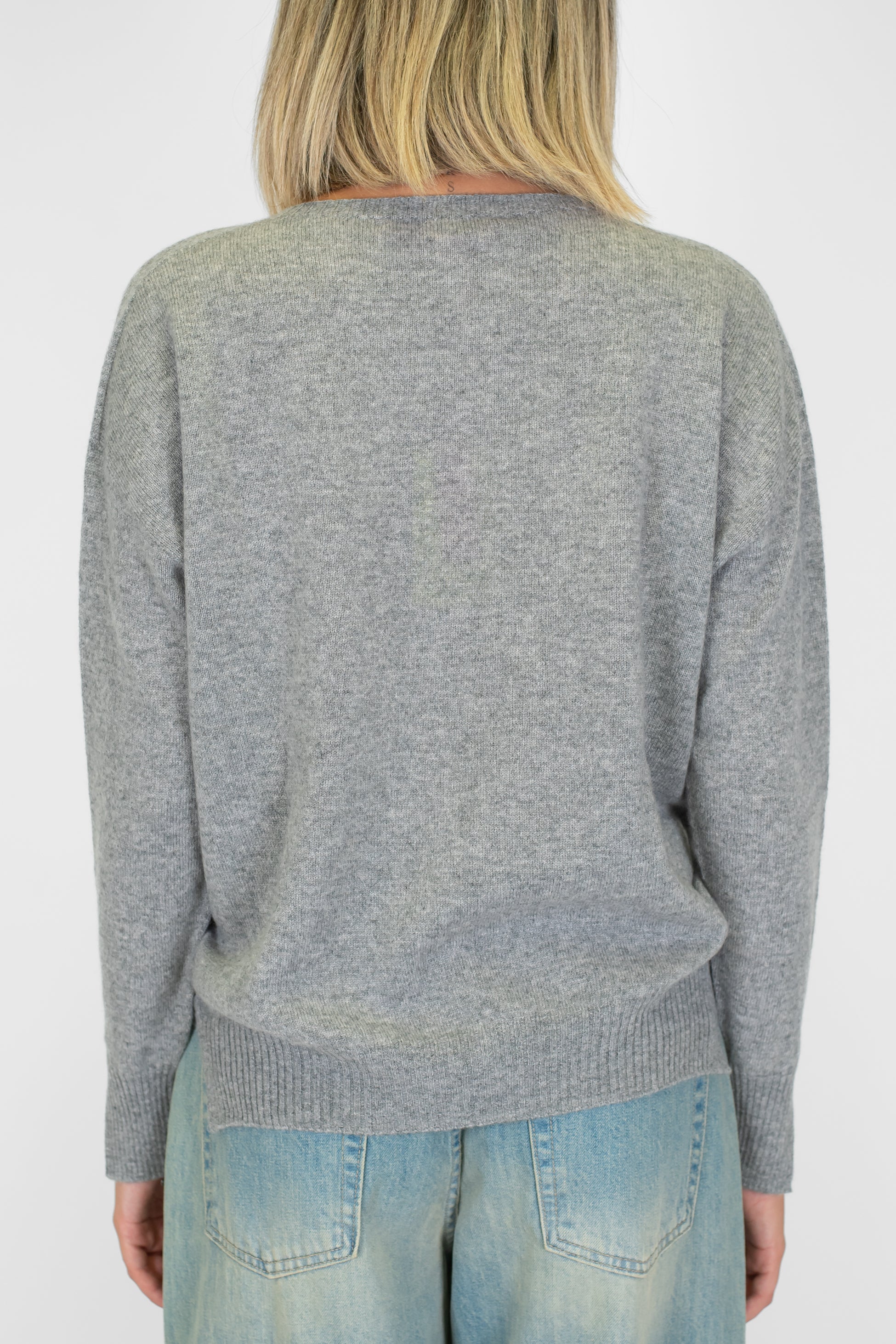 Tensione in - Maglia girocollo in puro cashmere con spacchetti su polsi