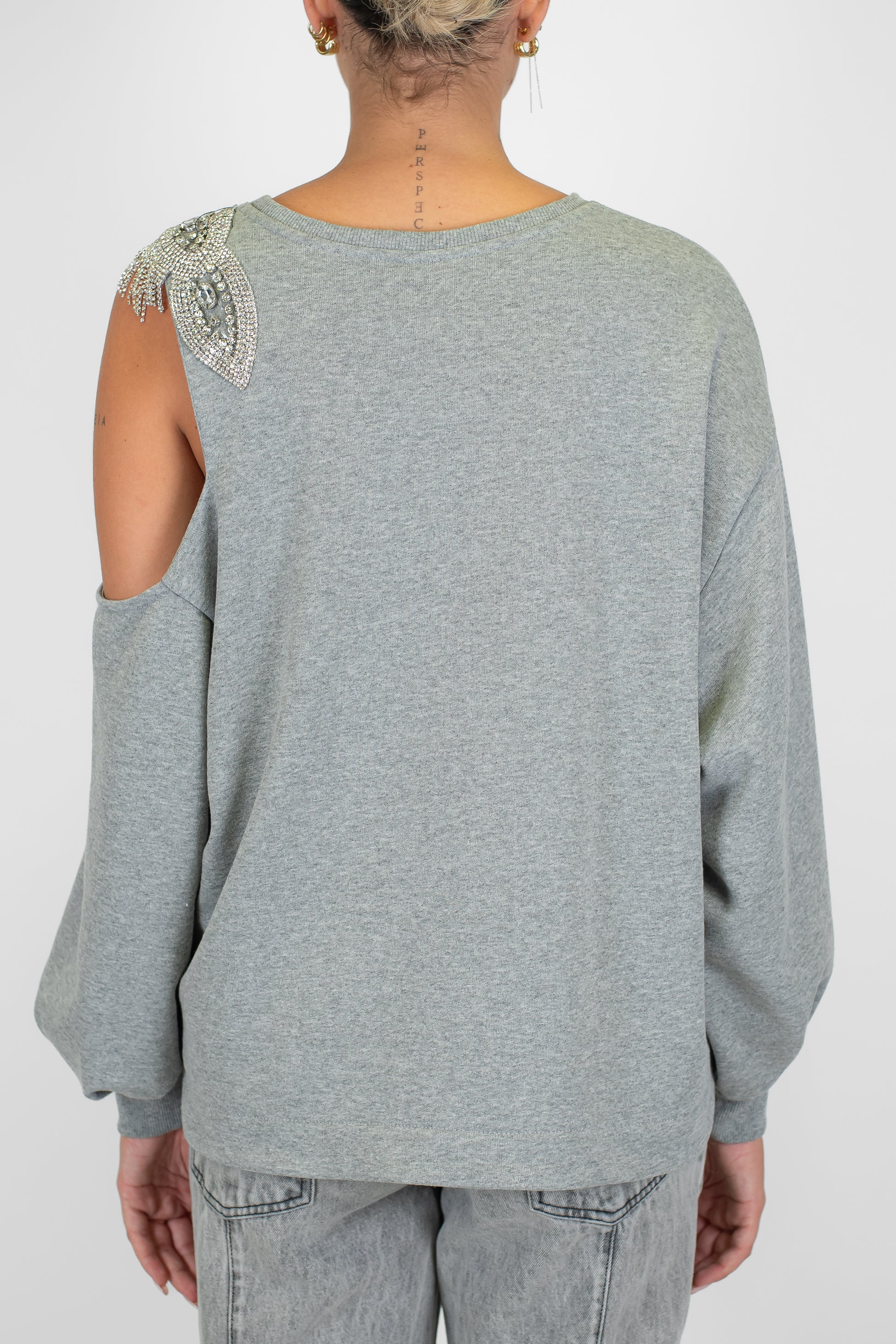 Tensione in - Felpa cut-out con applicazioni strass sulla spalla
