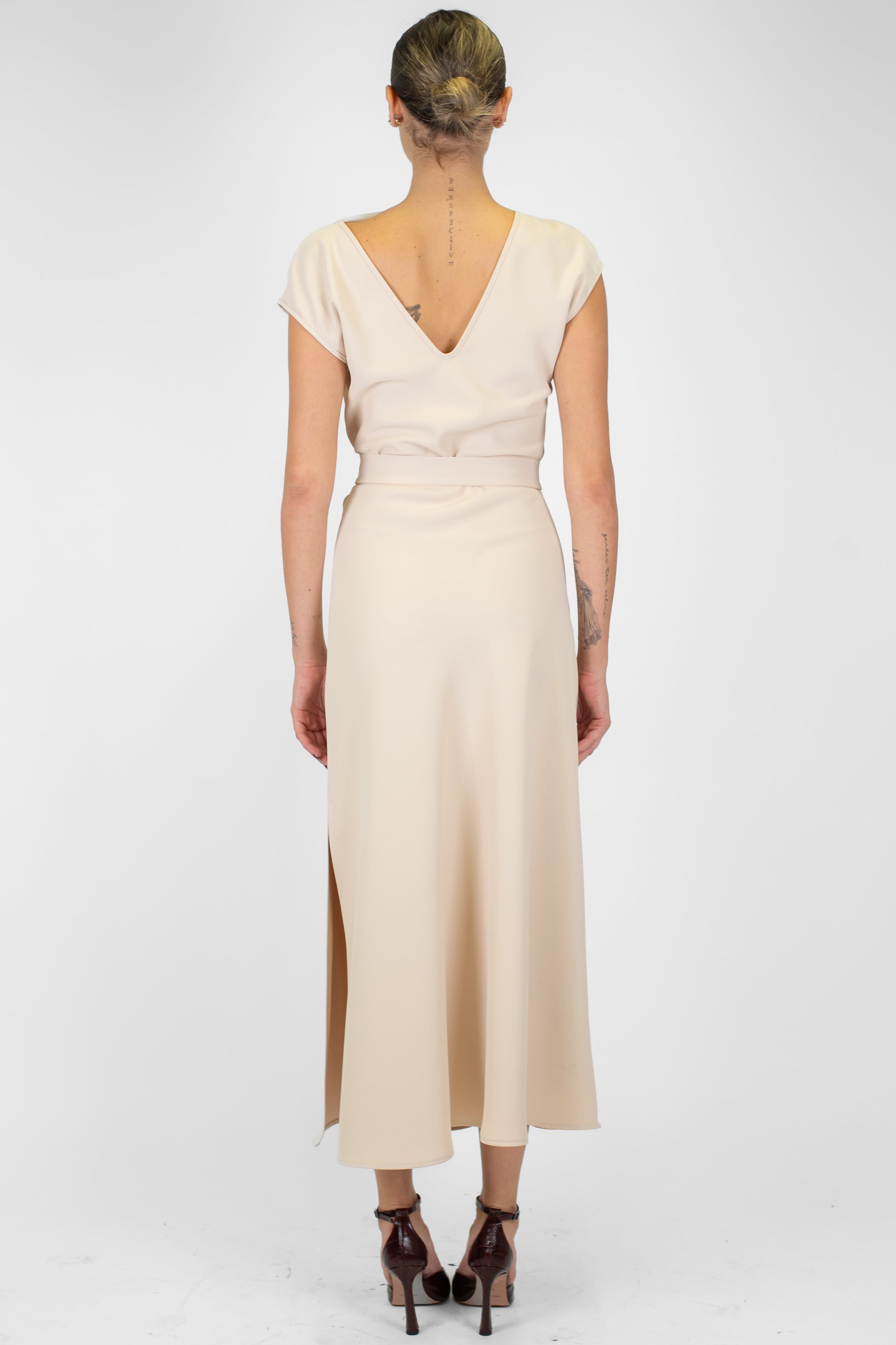 Imperial - Abito lungo mezzamanica con scollo a V sul retro, spacco laterale e cintura in tessuto