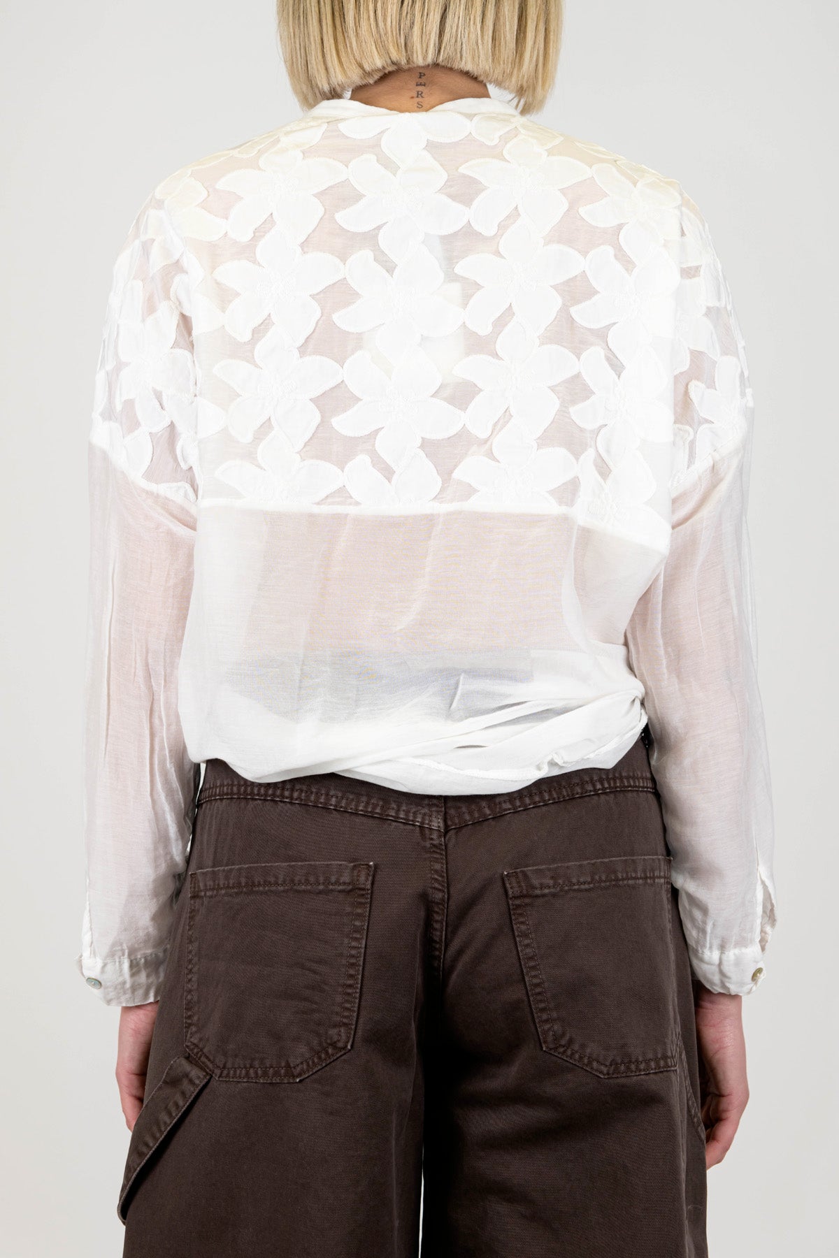 Tensione in - Camicia fantasia floreale ricamata in misto seta, con nodo sul fondo