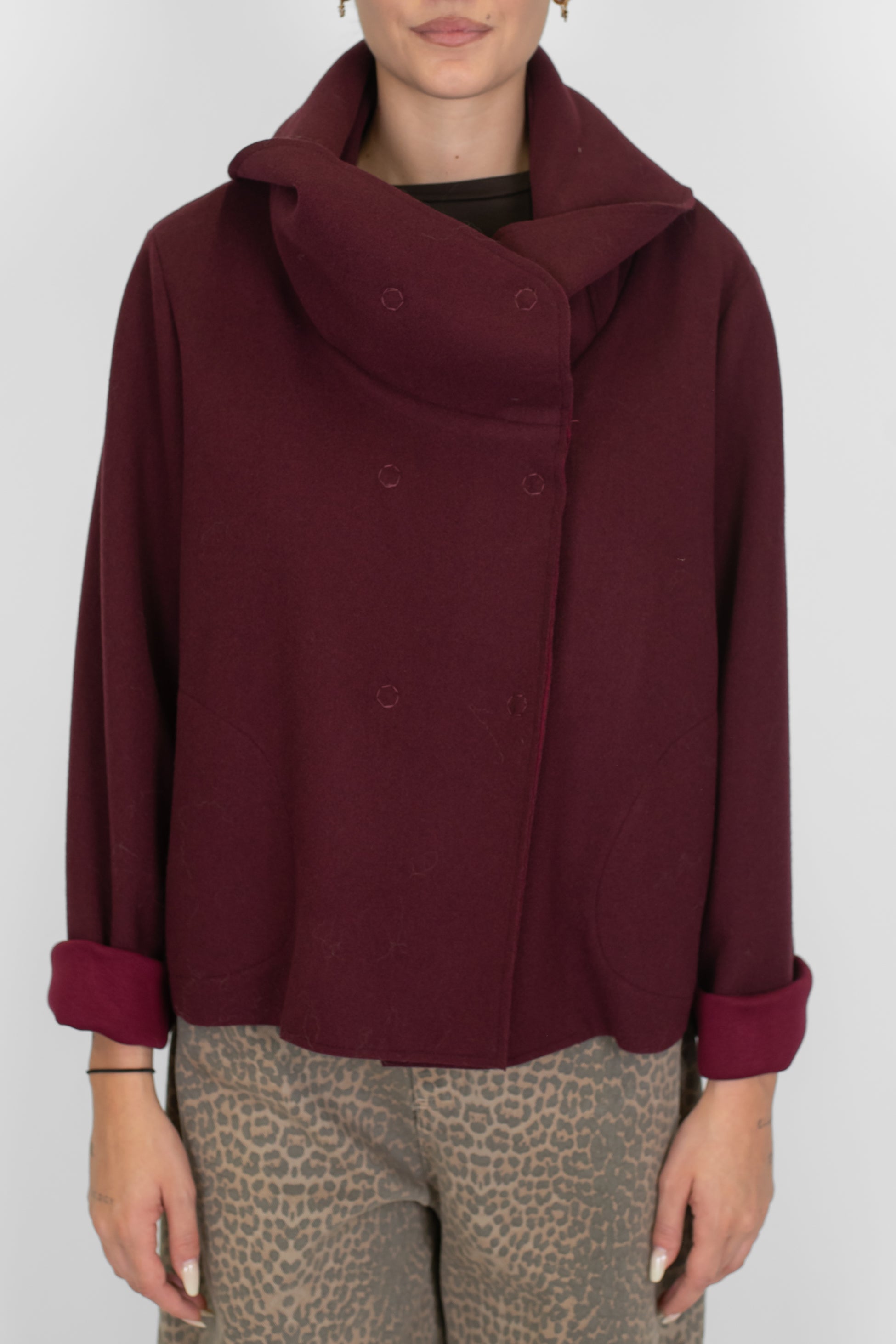 Tensione in - Cappetta doppiopetto in panno con cappuccio