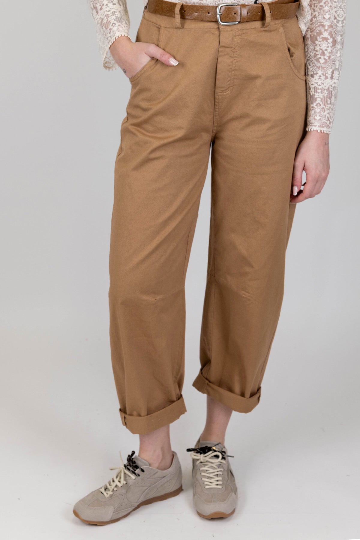 Tensione in - Pantalone modello balloon con elastico sul retro