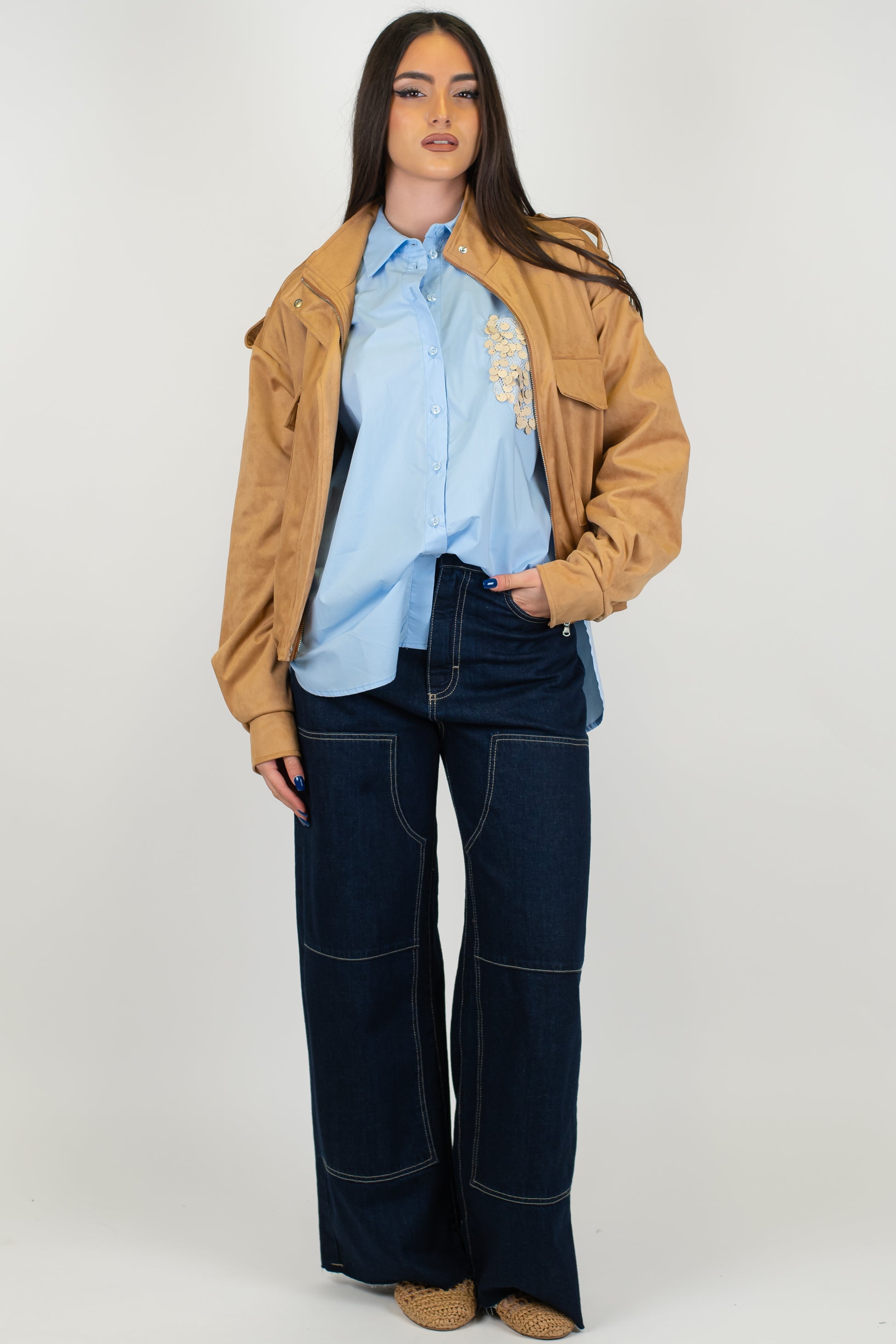 Tensione in - Jeans palazzo lavaggio scuro con dettagli a contrasto e tasconi sul retro modello Giusi