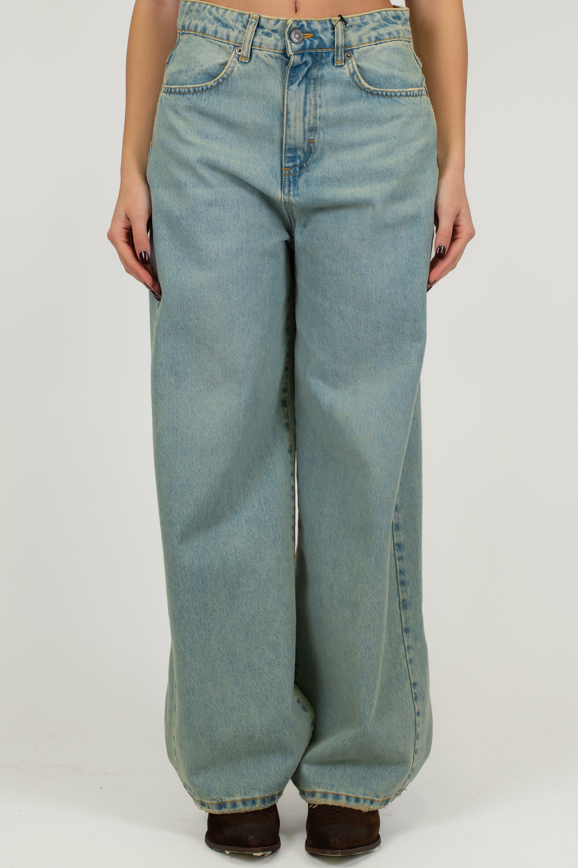 Tensione in - Jeans palazzo lavaggio chiaro sabbiato modello Giusi