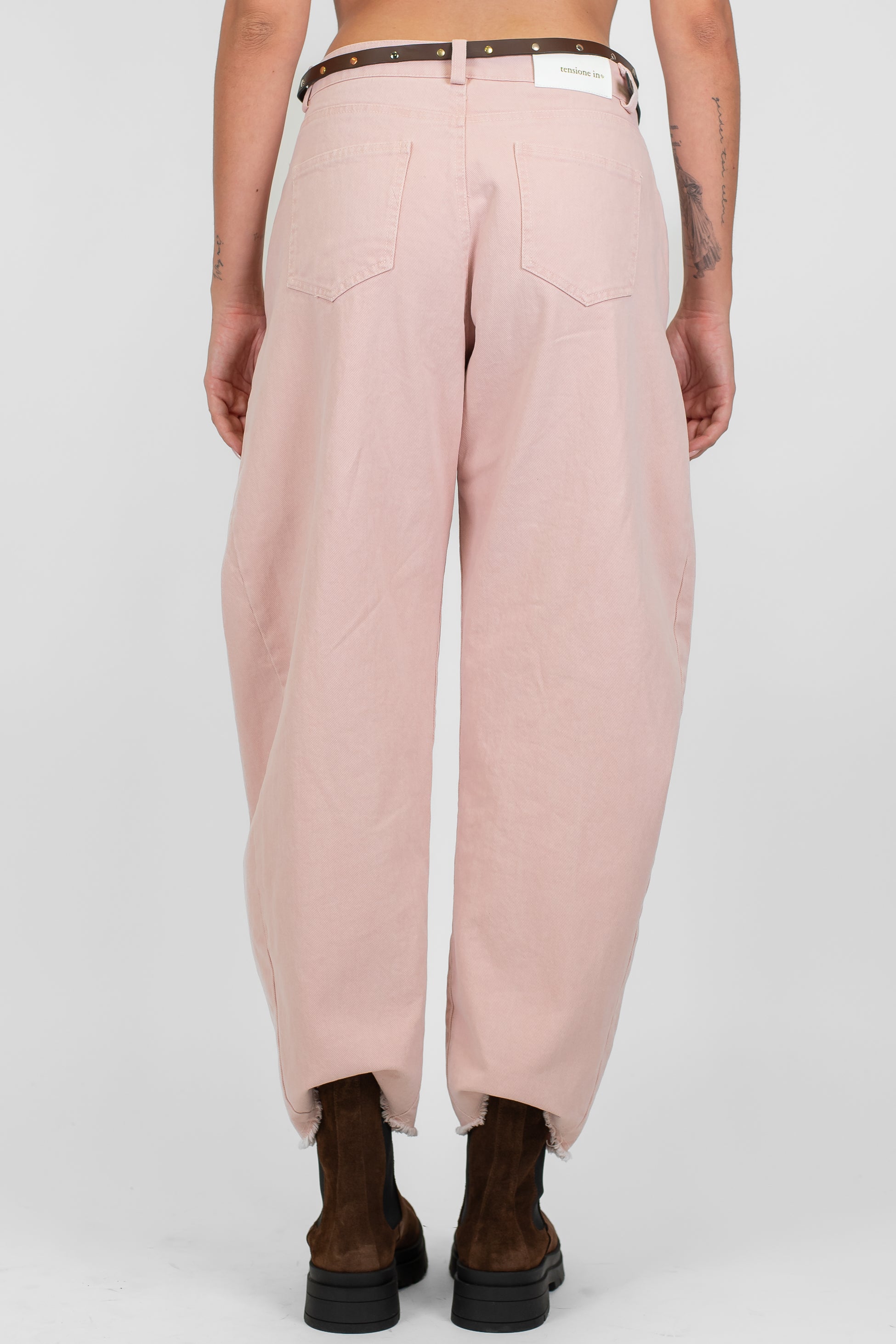 Tensione in - Pantalone balloon in denim colorato con fondo sfrangiato