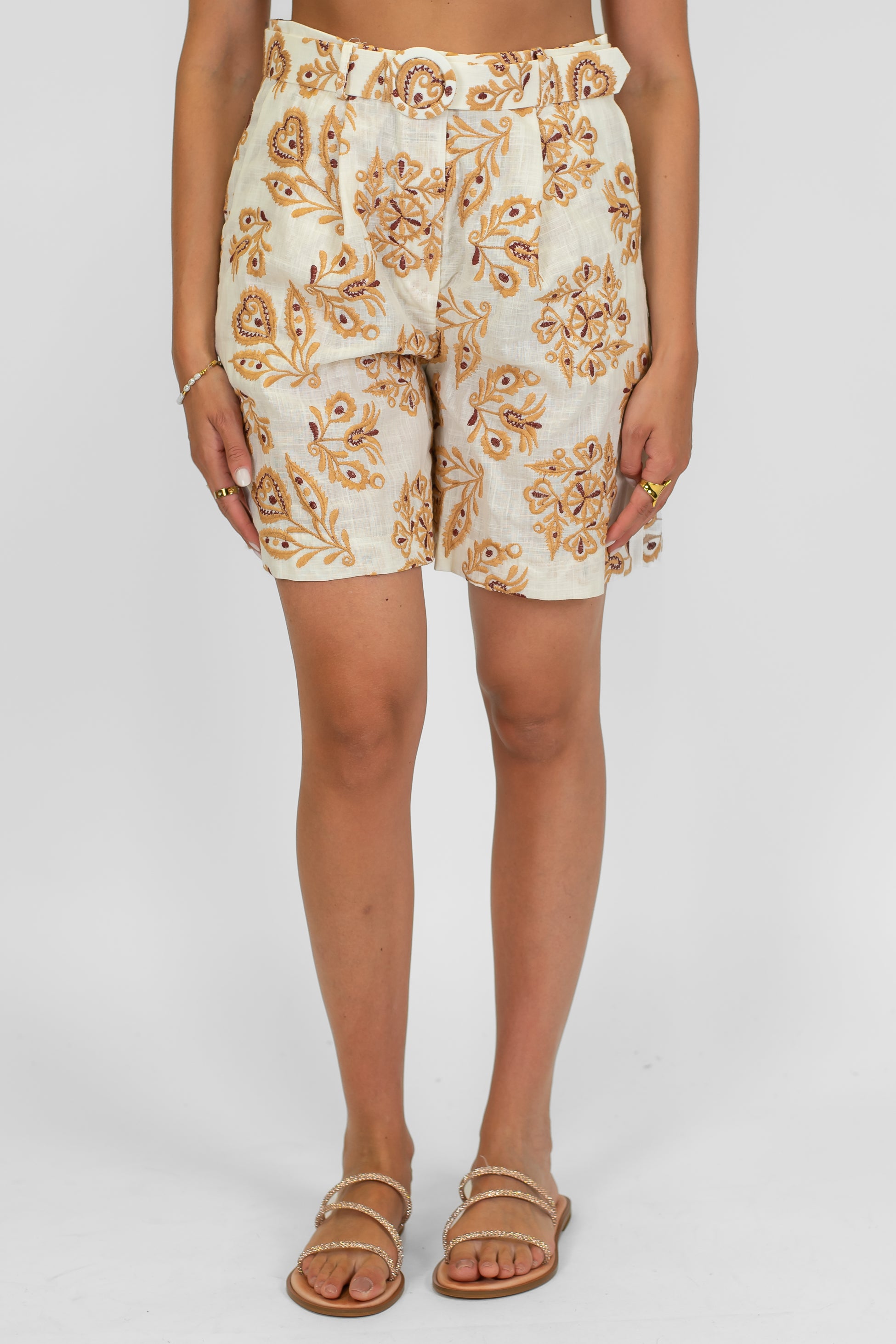Tensione in - Bermuda in cotone con ricami a contrasto e cintura