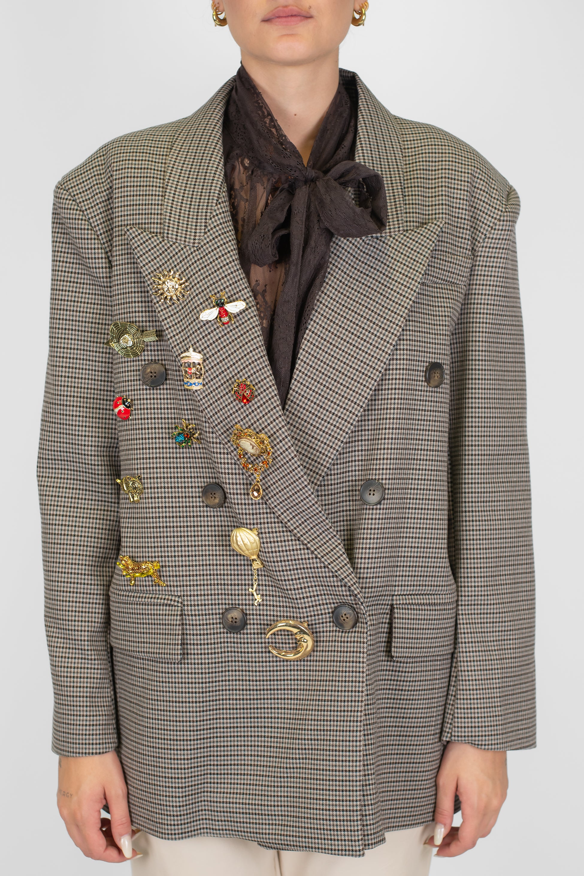 Tensione in - Giacca doppipetto fantasia pied de poule con spalline e spille