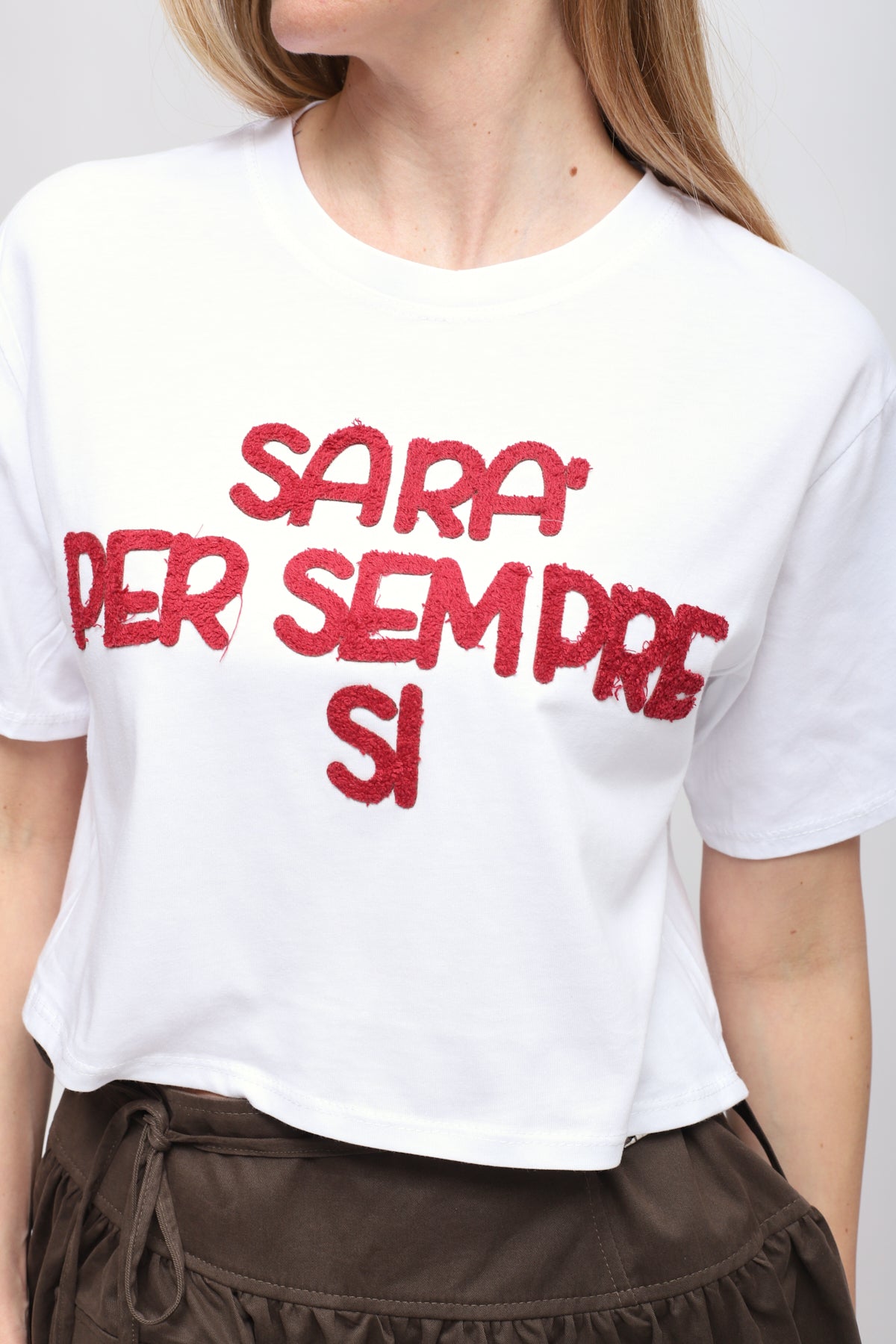 Maryley - T-shirt crop con scritta "Sarà per sempre si" a contrasto