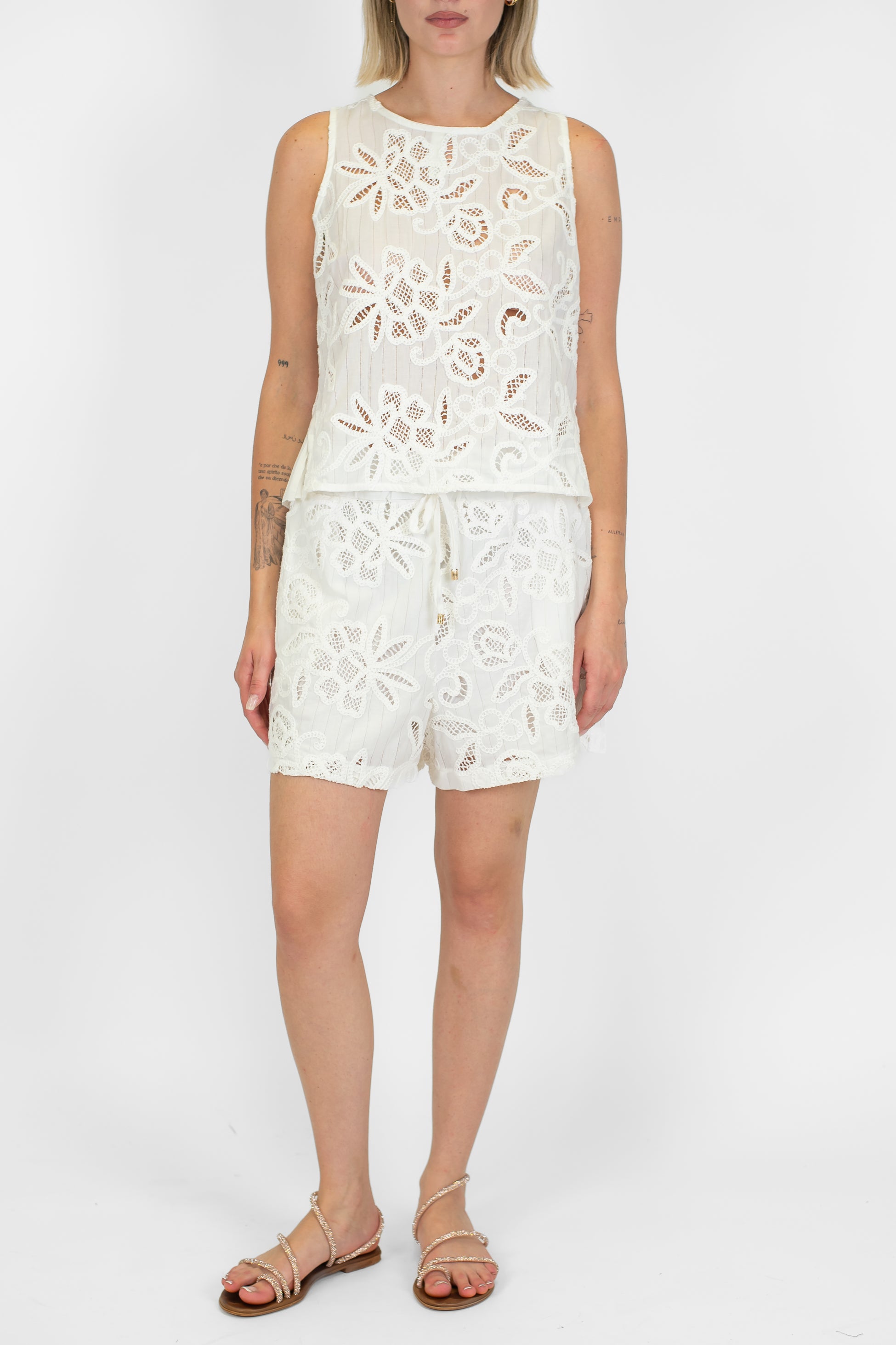 Tensione in - Shorts con ricami in crochet e coulisse