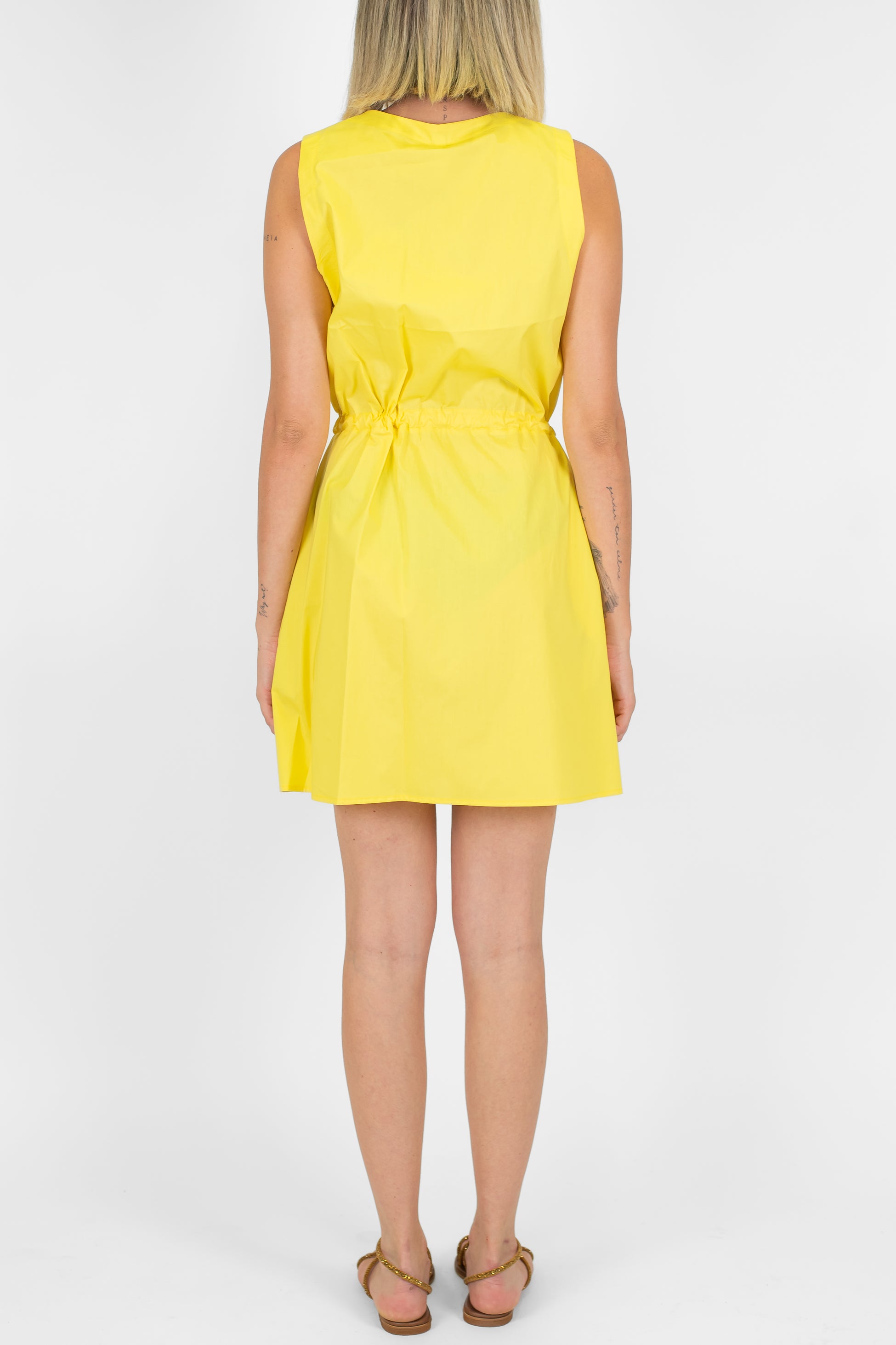 Tensione in - Abito corto giromaniche con coulisse in vita e chiusura con bottoni