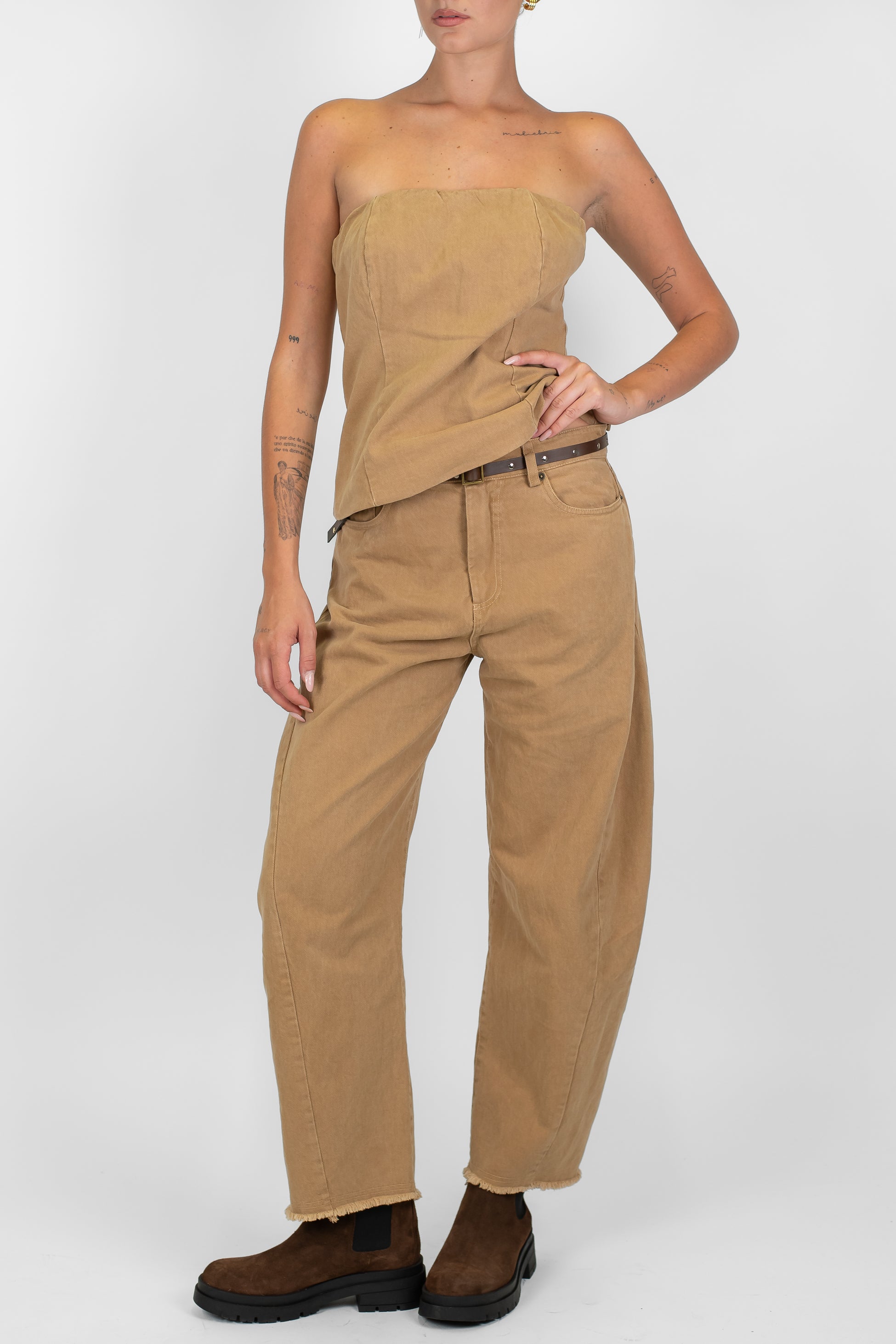 Tensione in - Pantalone balloon in denim colorato con fondo sfrangiato