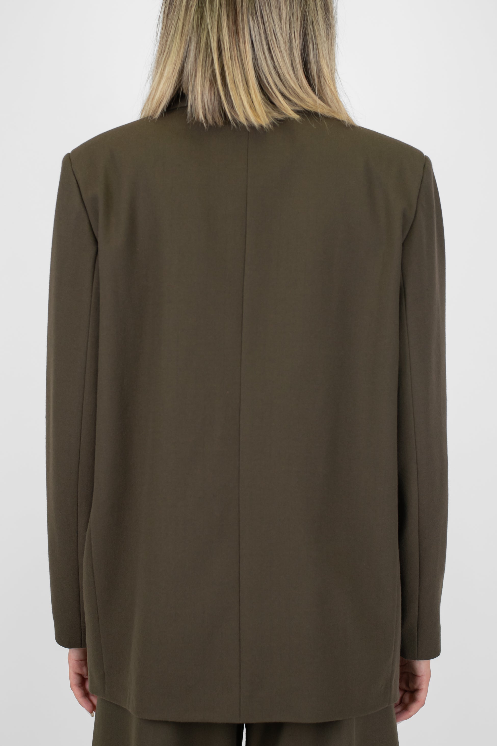 Tensione in - Giacca doppiopetto gessata con spilla gioiello