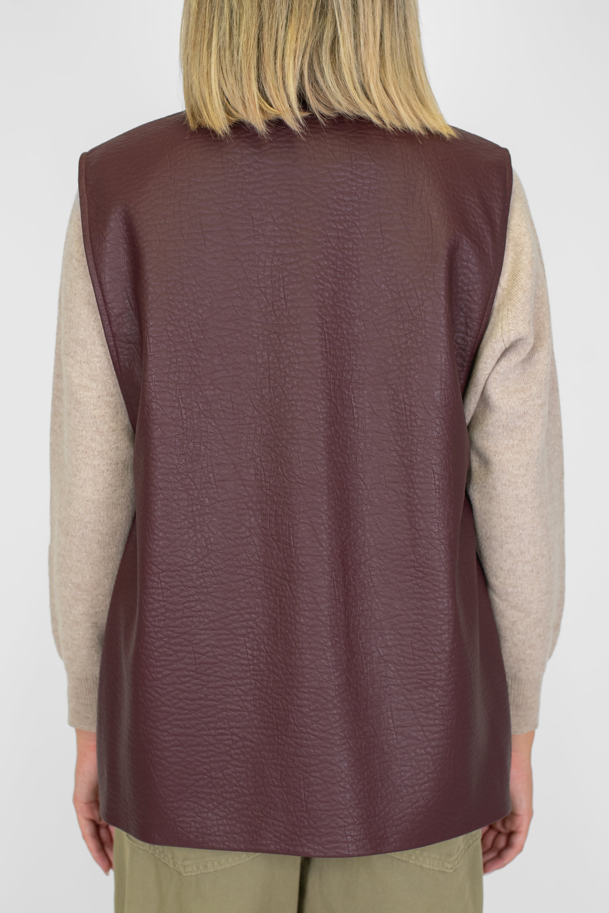 Tensione in - Gilet lungo in ecopelle martellata con chiusura ad un bottone