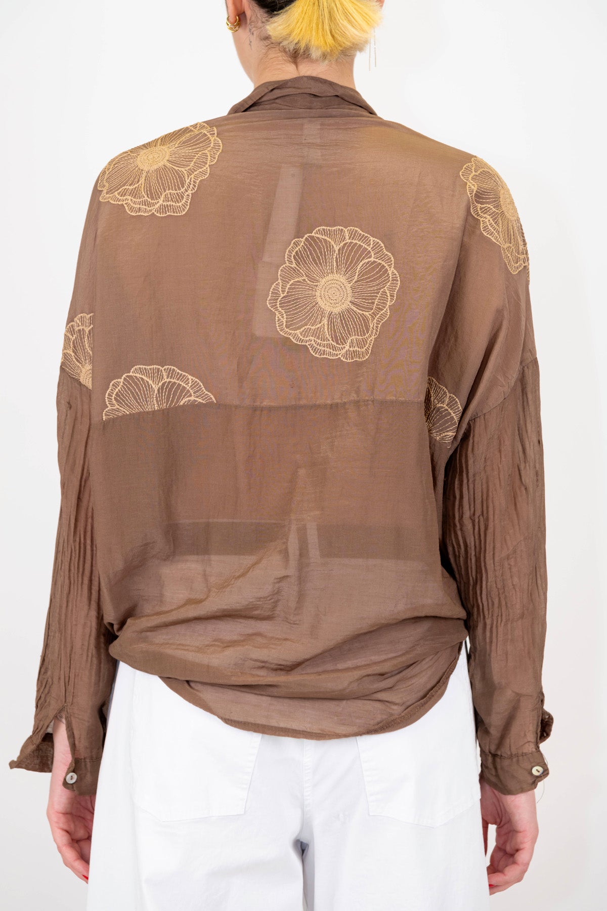 Tensione in - Camicia in misto seta con ricami floreali a contrasto