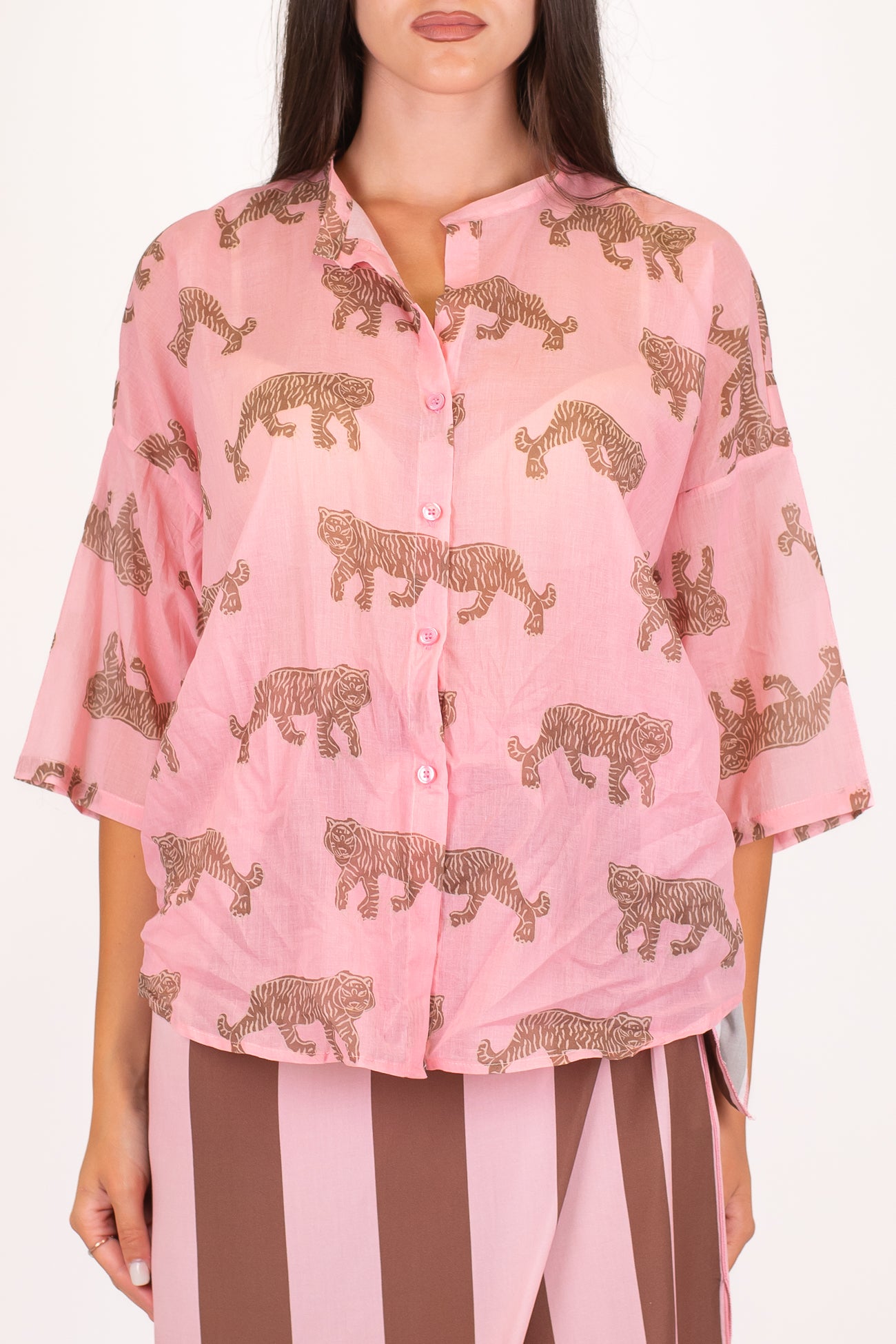 Tensione in - Camicia fantasia tigri in mussola di cotone con collo coreano e manica tre quarti