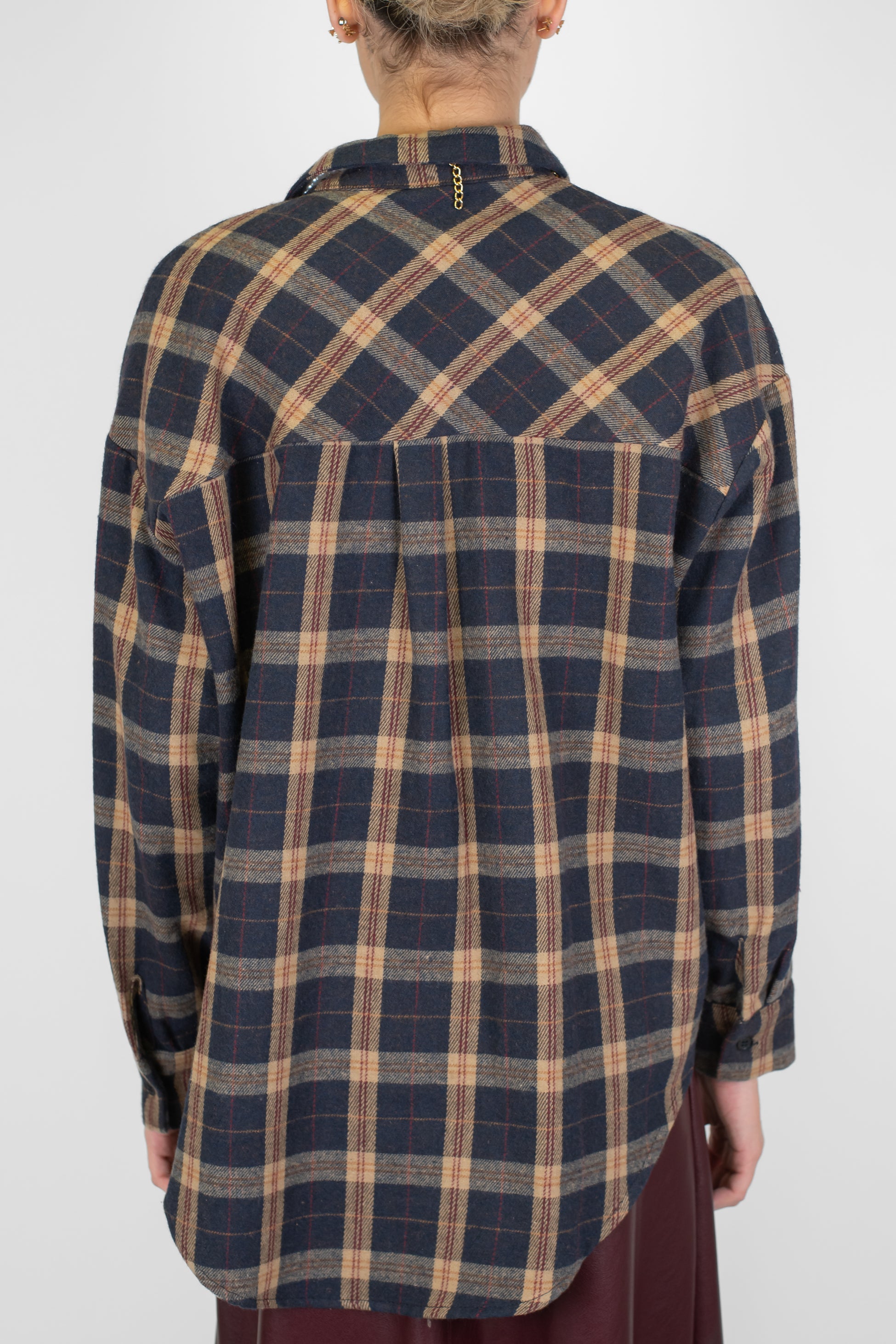 Tensione in - Camicia over fantasia quadri con taschino e collana