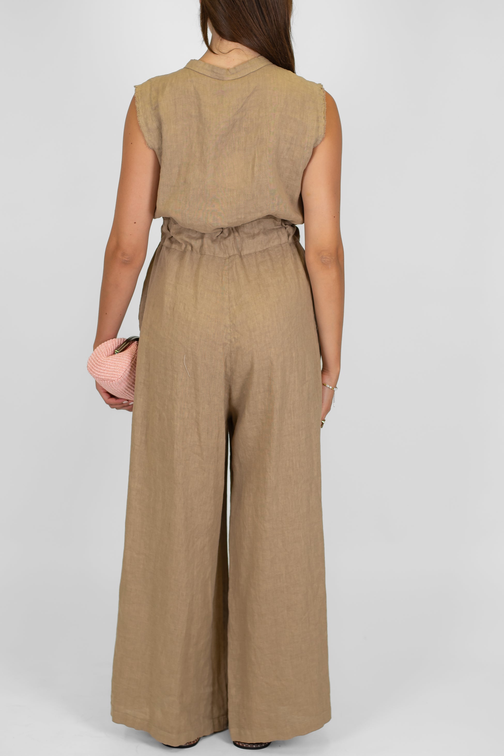 Tensione in - Tuta giromaniche in lino con coulisse in vita