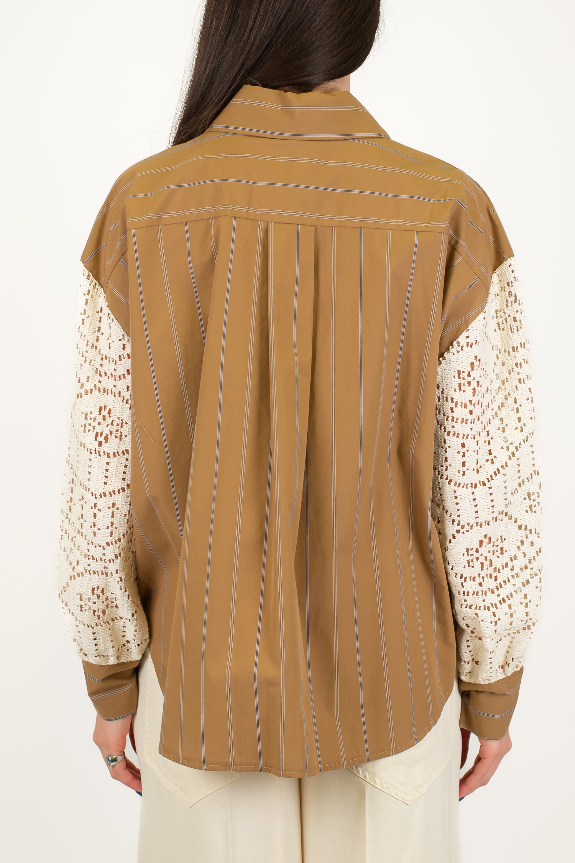 Tensione in - Camicia over gessata con maniche in crochet