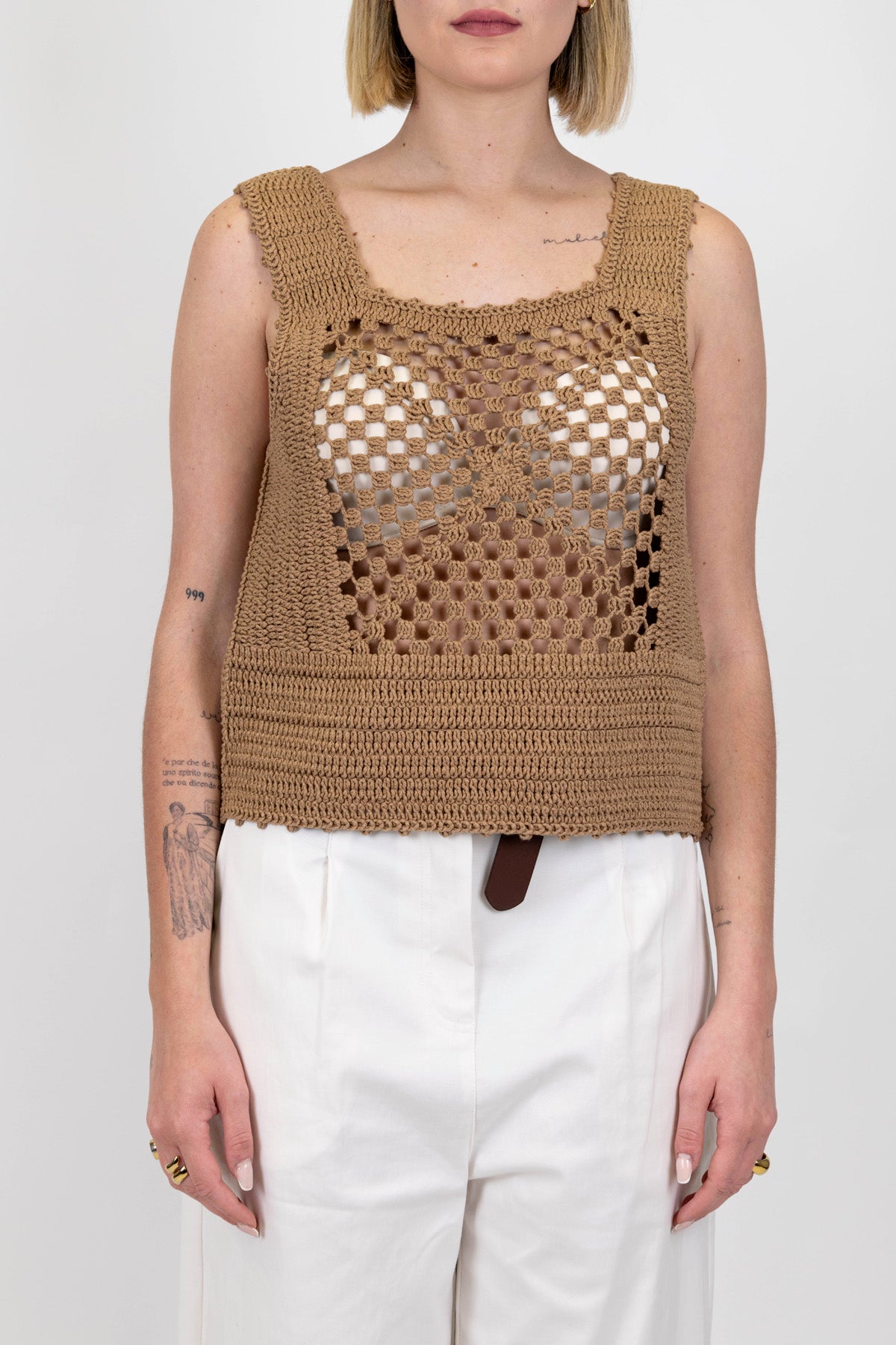 Tensione in - Top in crochet con scollo quadro