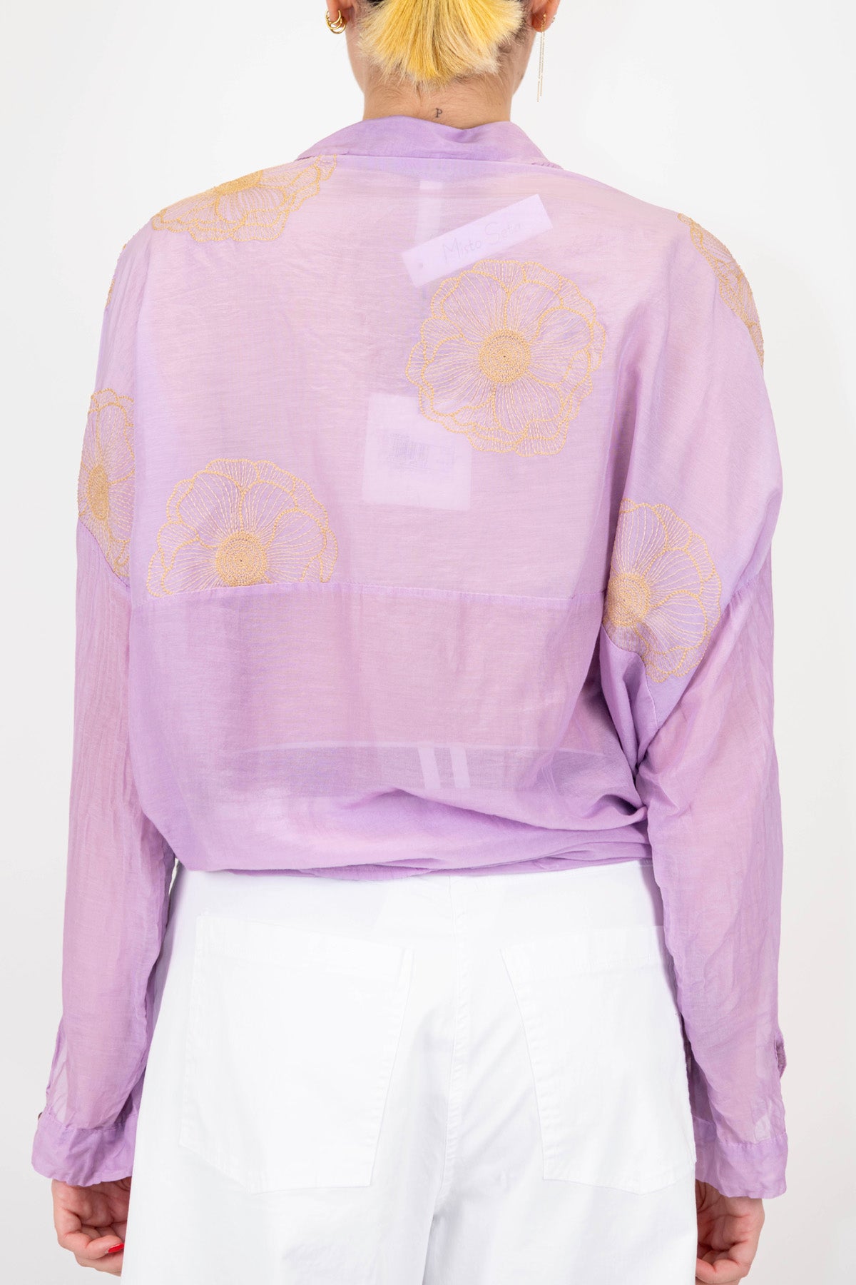 Tensione in - Camicia in misto seta con ricami floreali a contrasto