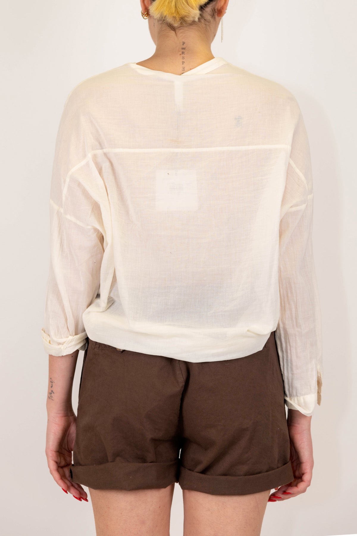 Tensione in - Camicia in mussola di cotone con ricami in crochet e collo coreano