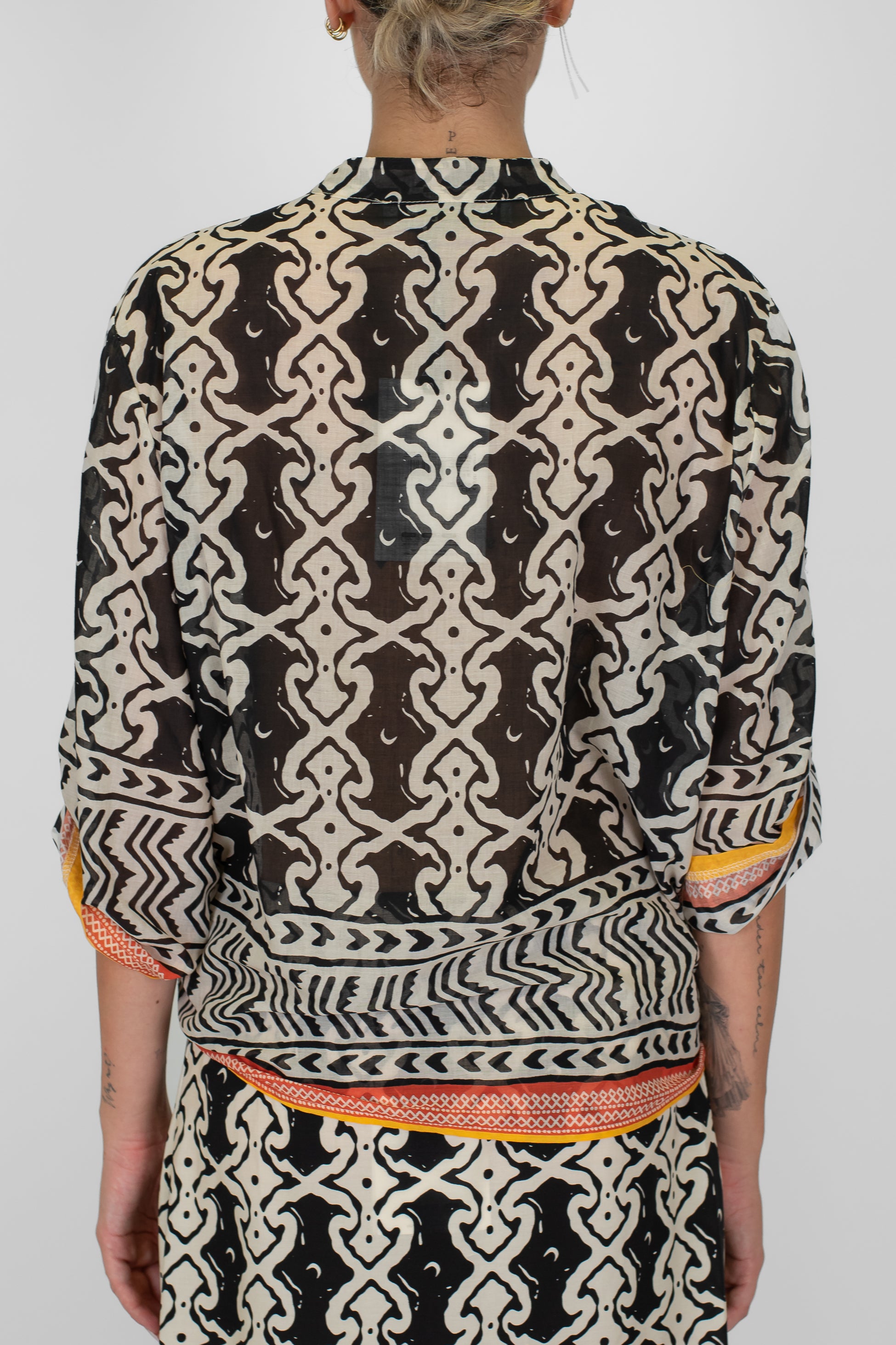 Haveone - Camicia crop fantasia astratta in viscosa con fondo a contrasto