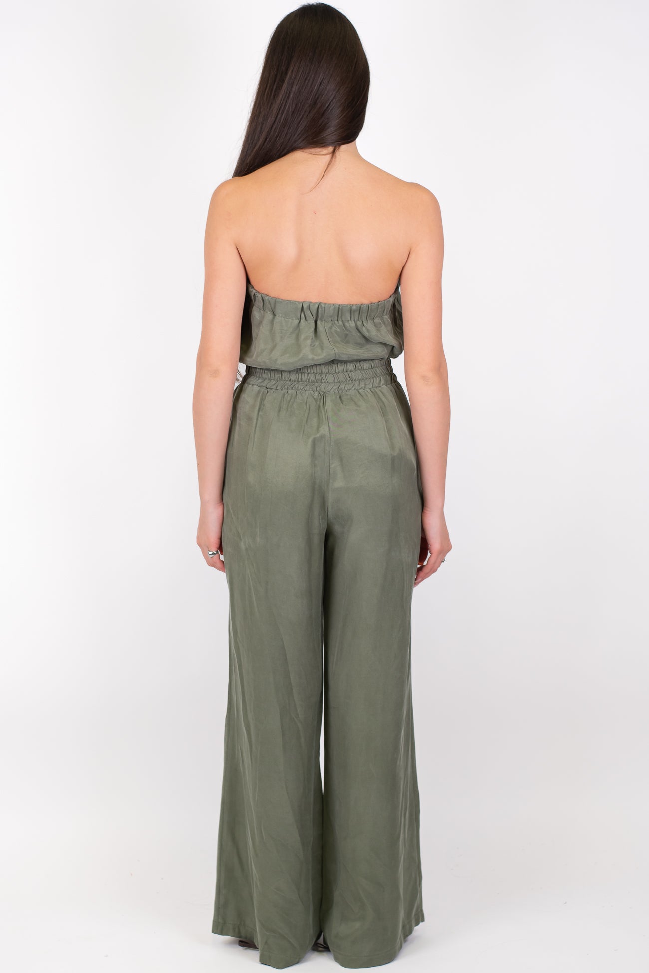 Tensione in - Coordinato in lyocell effetto cupro con top a fascia e pantalone palazzo con elastico in vita