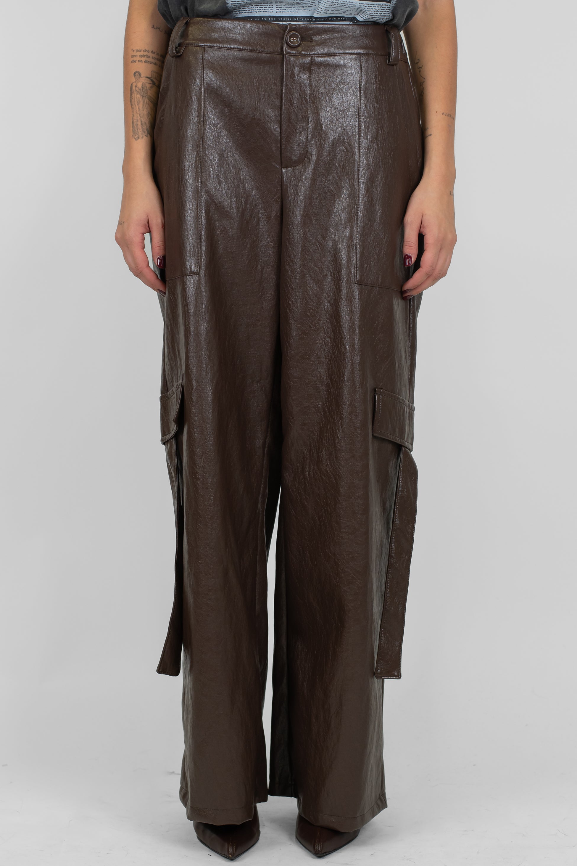 Tensione in - Pantalone cargo palazzo in ecopelle con elastico sul retro