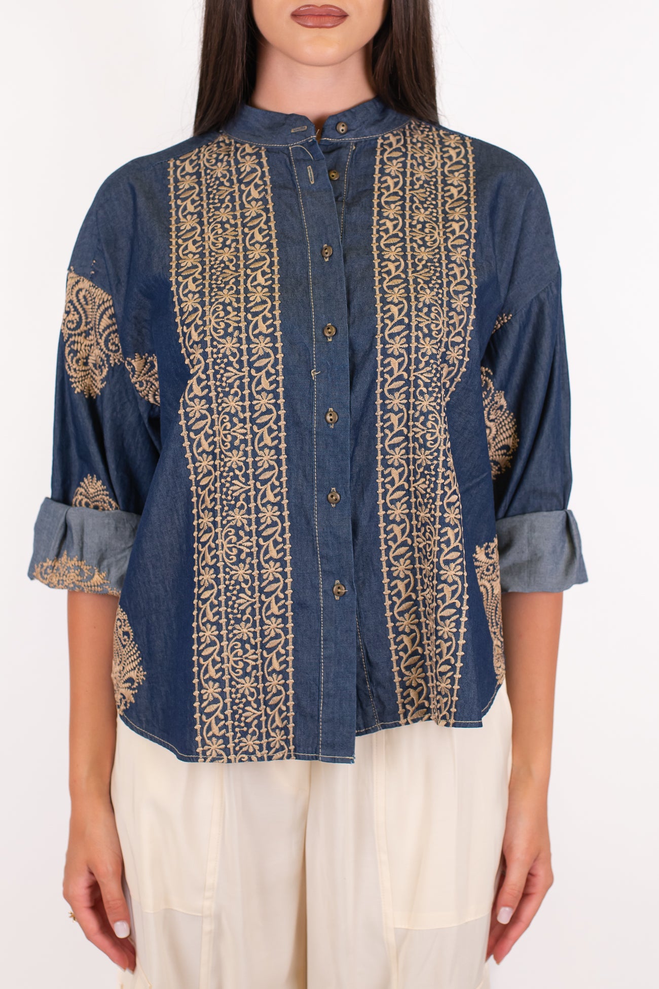 Tensione in - Camicia in chambray fantasia ricamata a contrasto con collo coreano