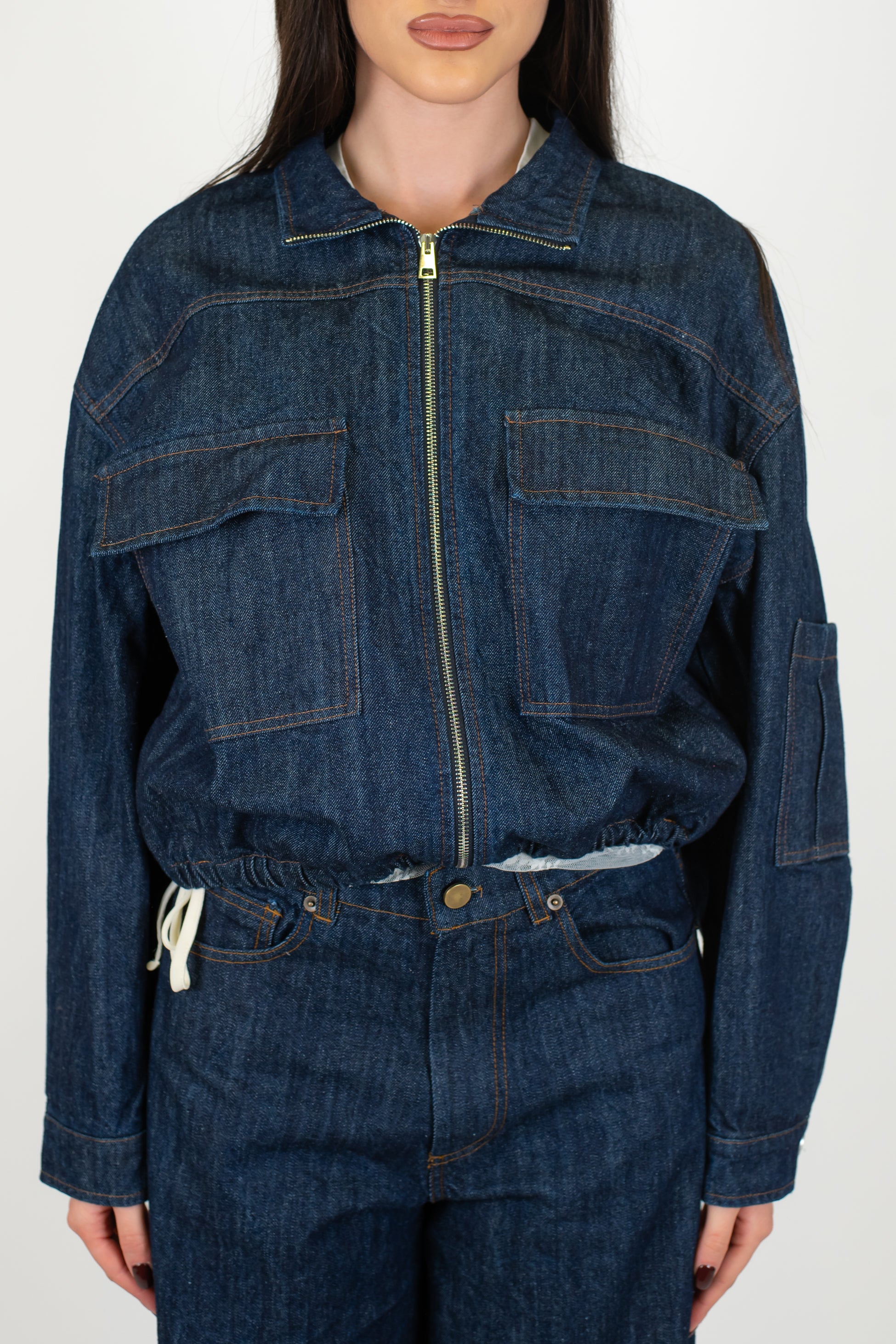 Tensione in - Giacca bomber in denim lavaggio scuro con tasconi ed elastico sul fondo