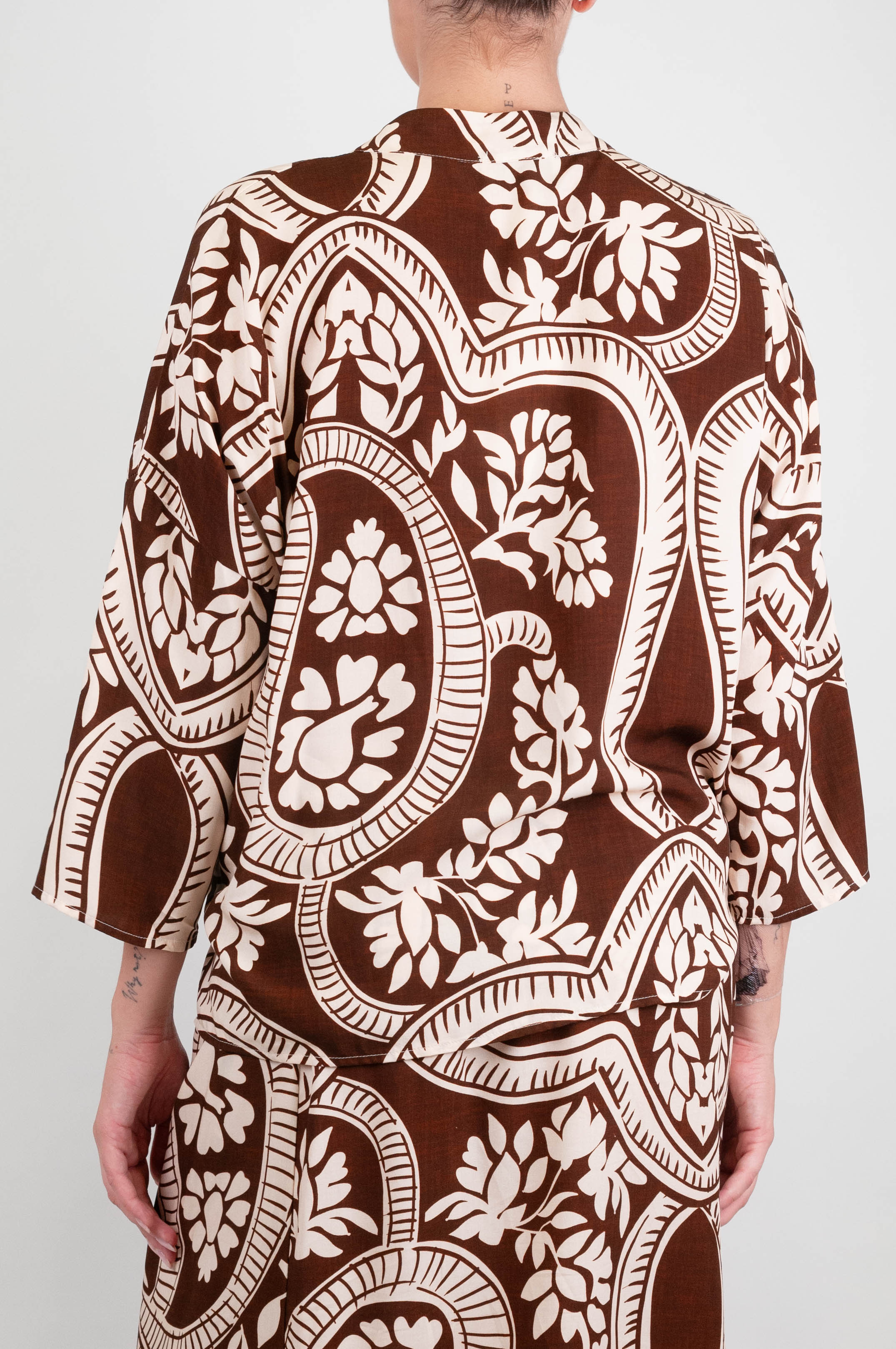 Haveone - Camicia fantasia astratta in viscosa con collo coreano e manica tre quarti