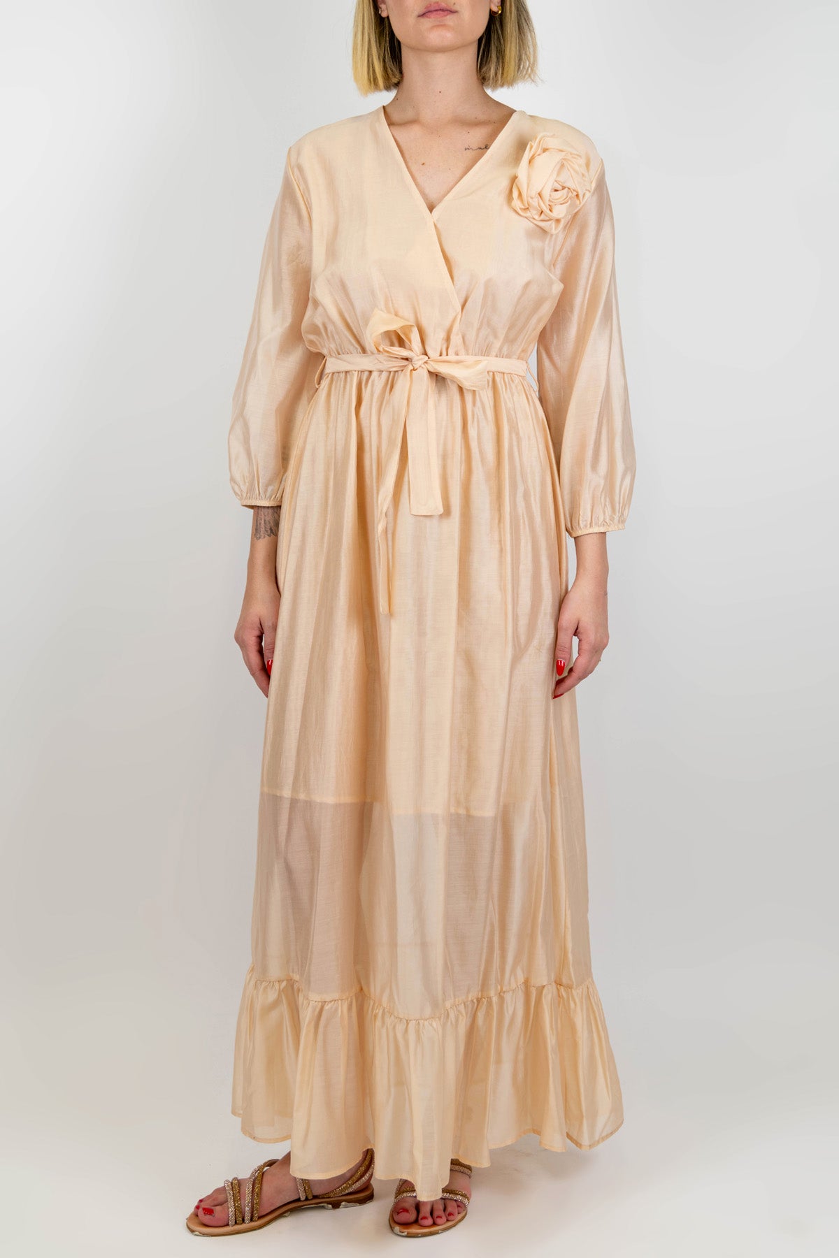 Tensione in - Abito lungo in tencel con scollo a V, spilla fiore e balza sul fondo