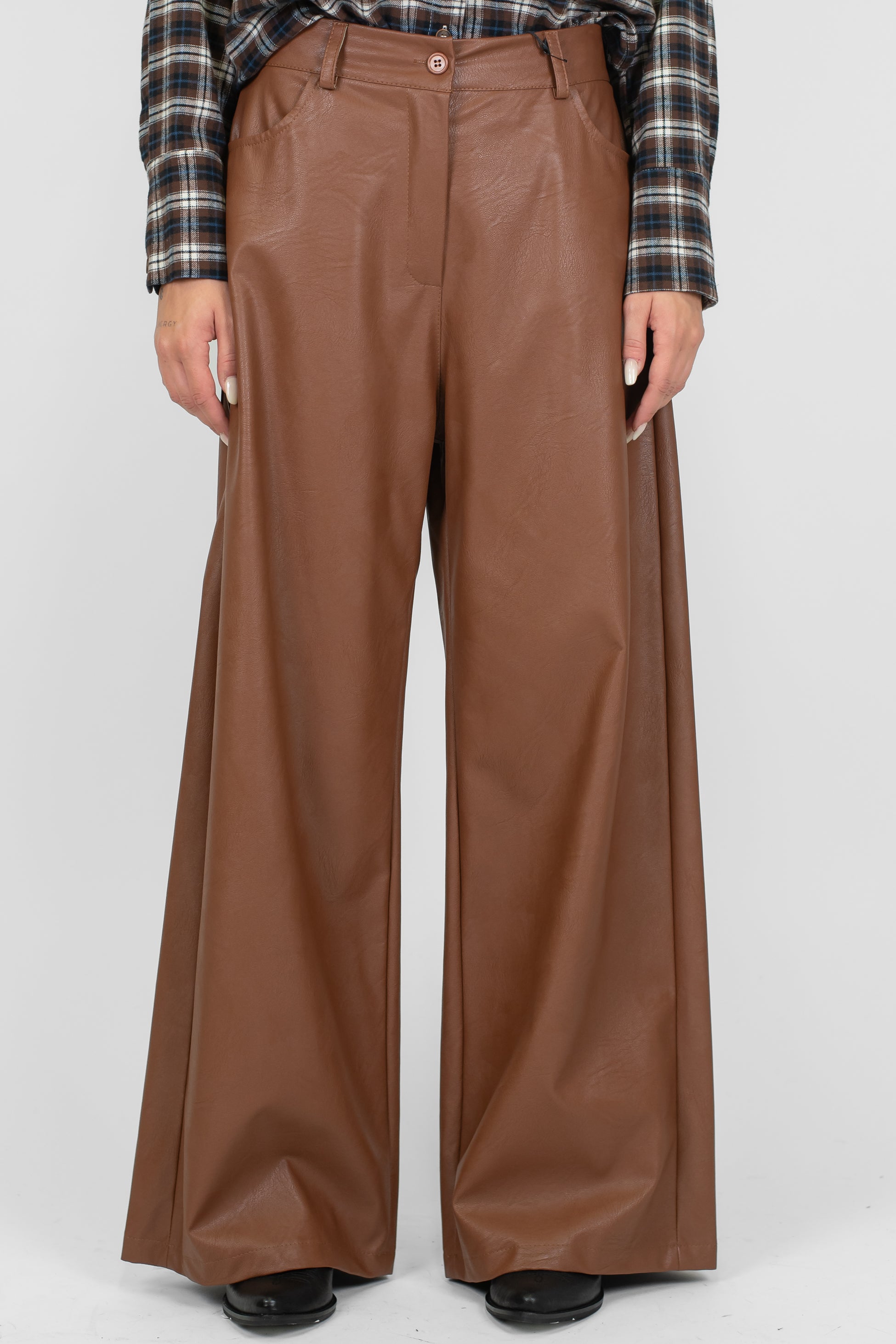 Tensione in - Pantalone palazzo in ecopelle modello Giusi con tasconi posteriori