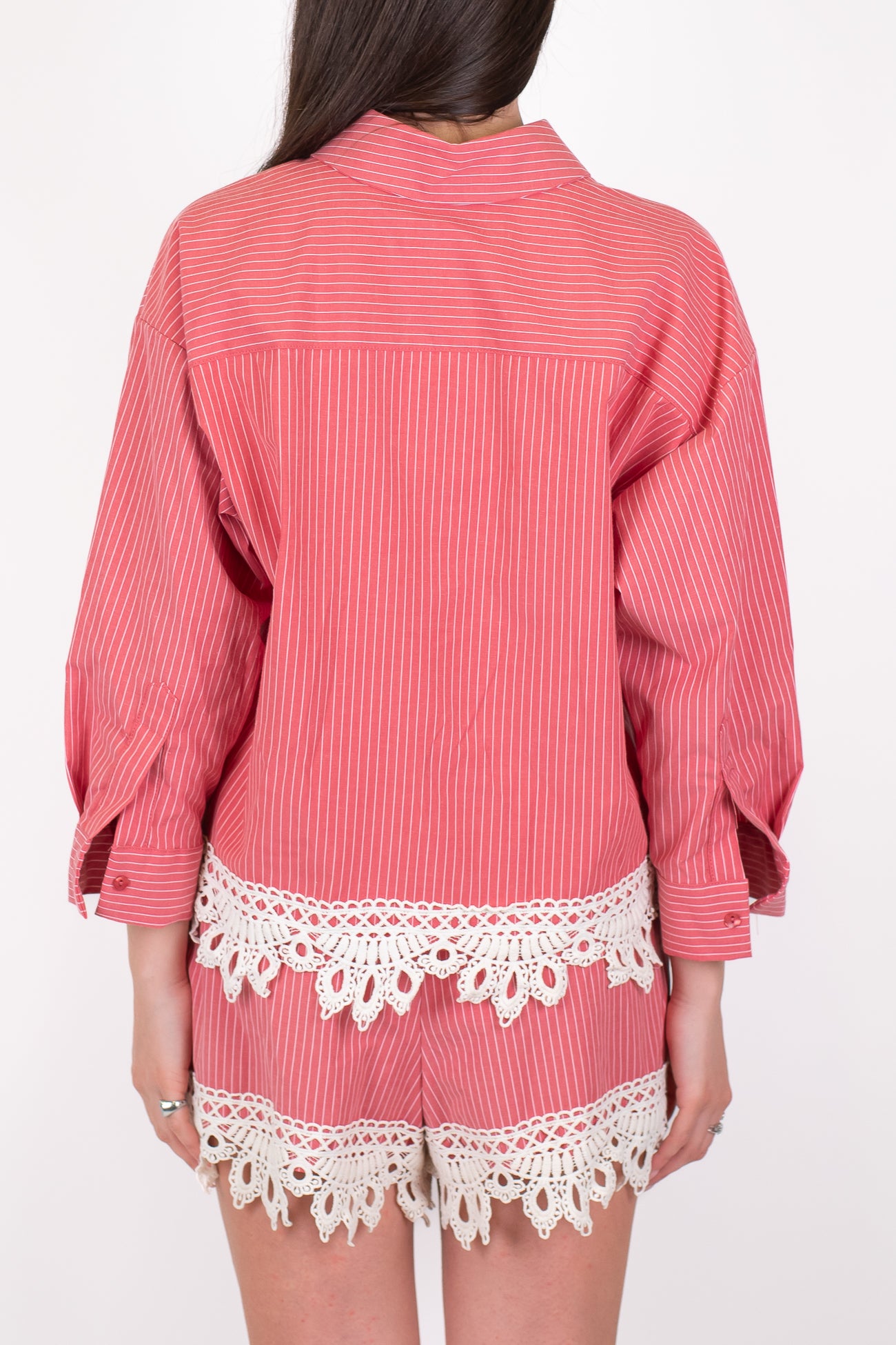 Motel - Coordinato camicia e shorts fantasia a righe con pizzo sul fondo