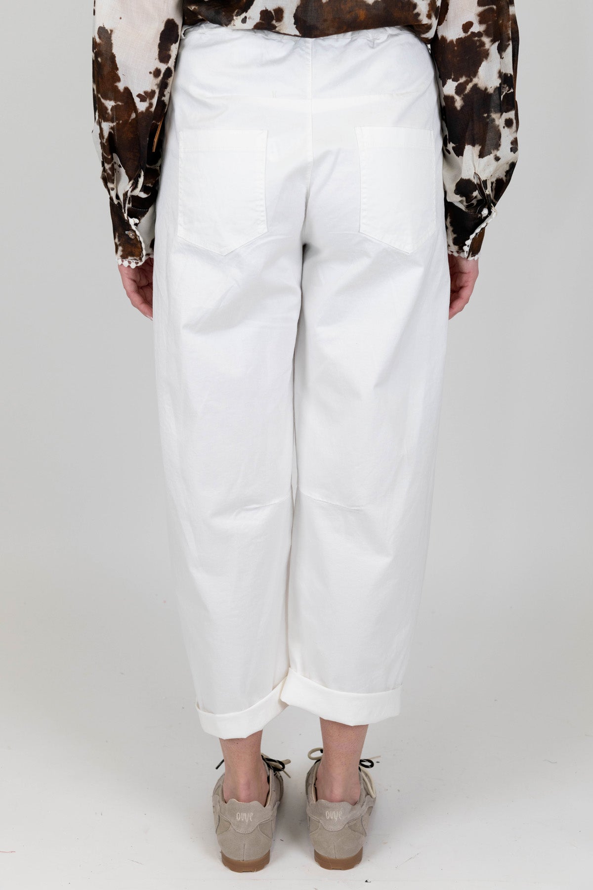 Tensione in - Pantalone modello balloon con elastico sul retro